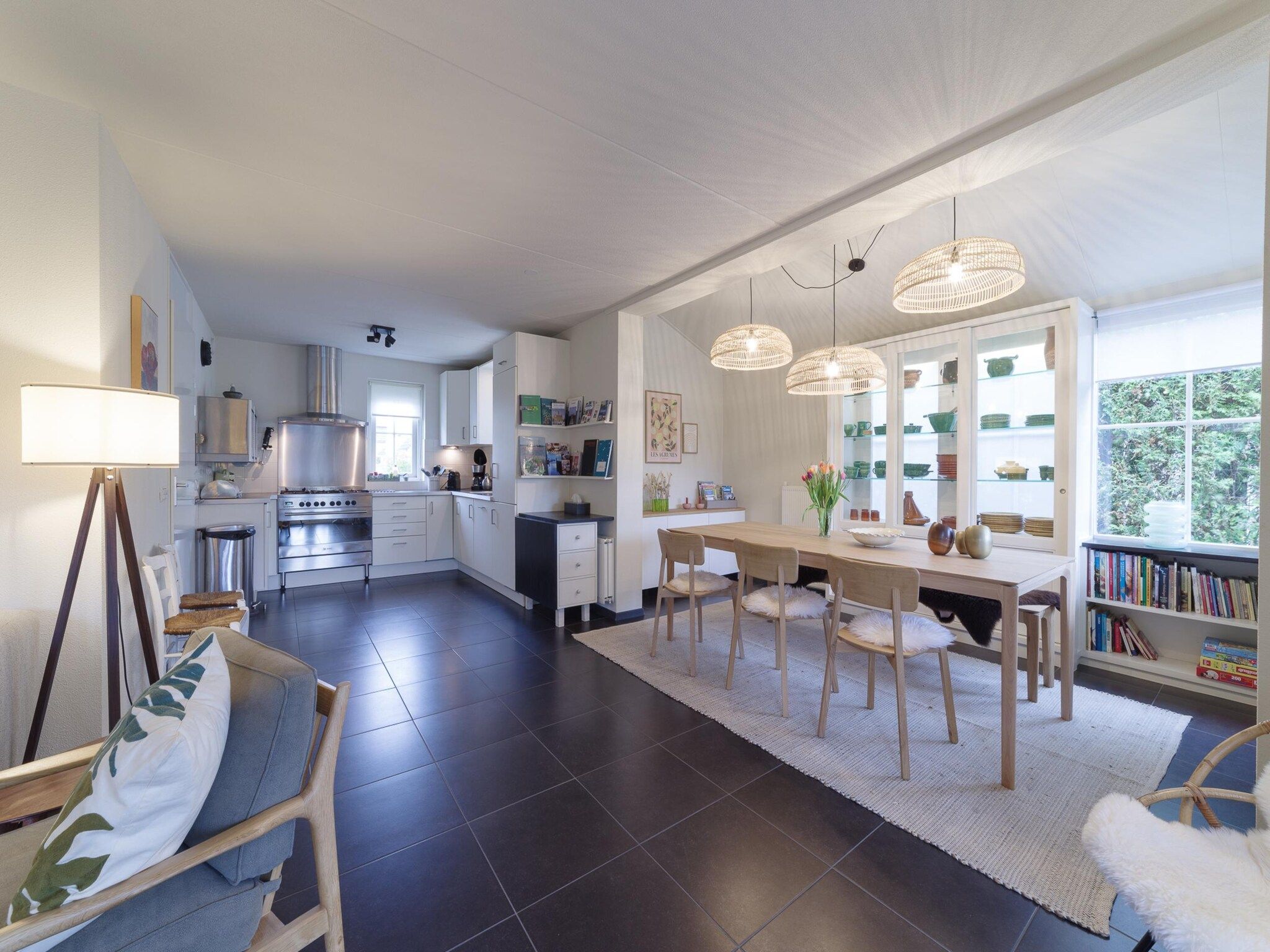 De eetkamer van Villapark De Oesterbaai 136 in Wemeldinge