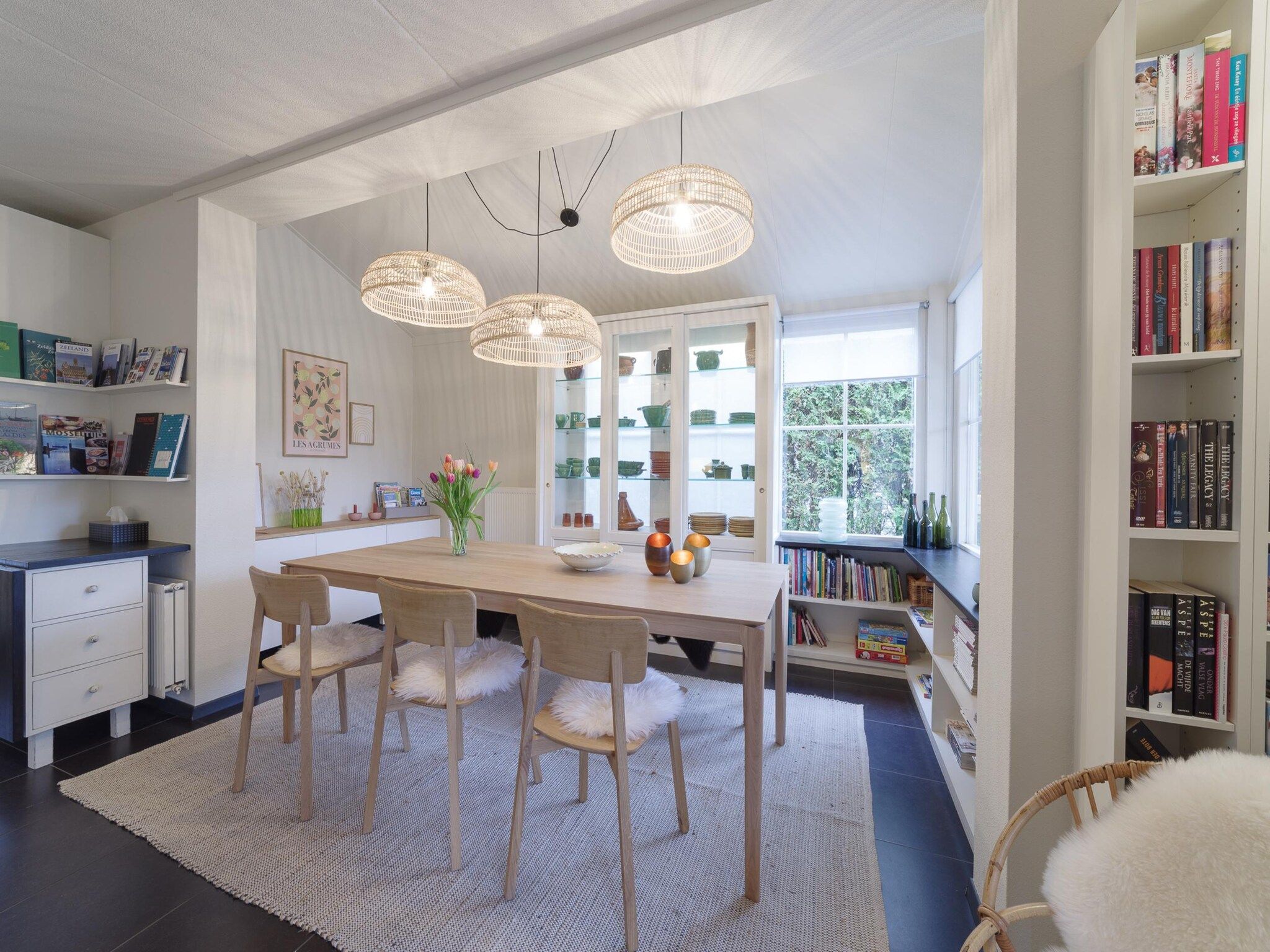 De eetkamer van Villapark De Oesterbaai 136 in Wemeldinge