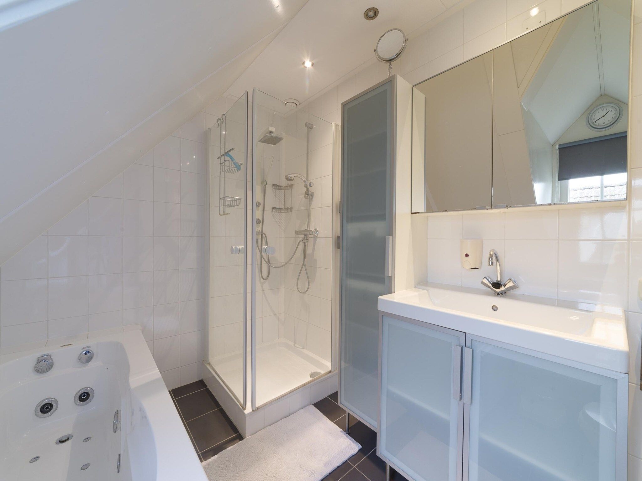 De badkamer van Villapark De Oesterbaai 136 in Wemeldinge