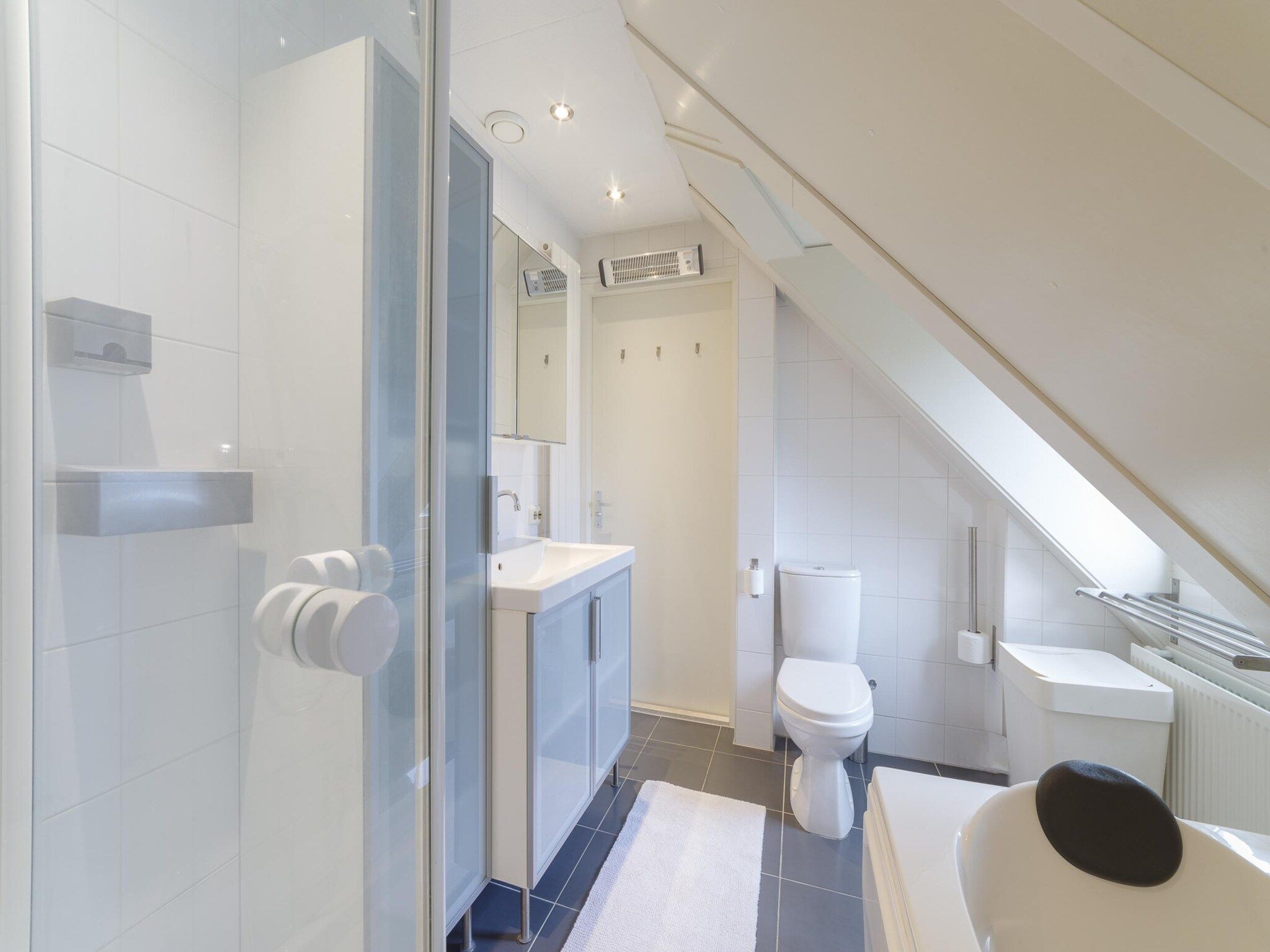 De badkamer van Villapark De Oesterbaai 136 in Wemeldinge