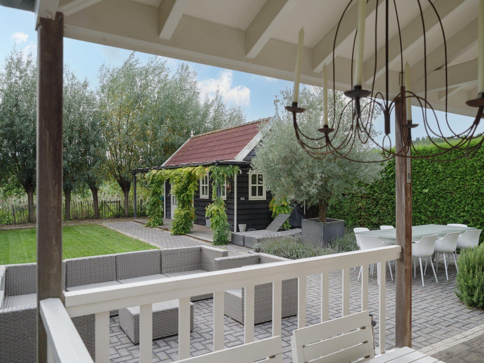 De tuin van Villapark De Oesterbaai 136 in Wemeldinge