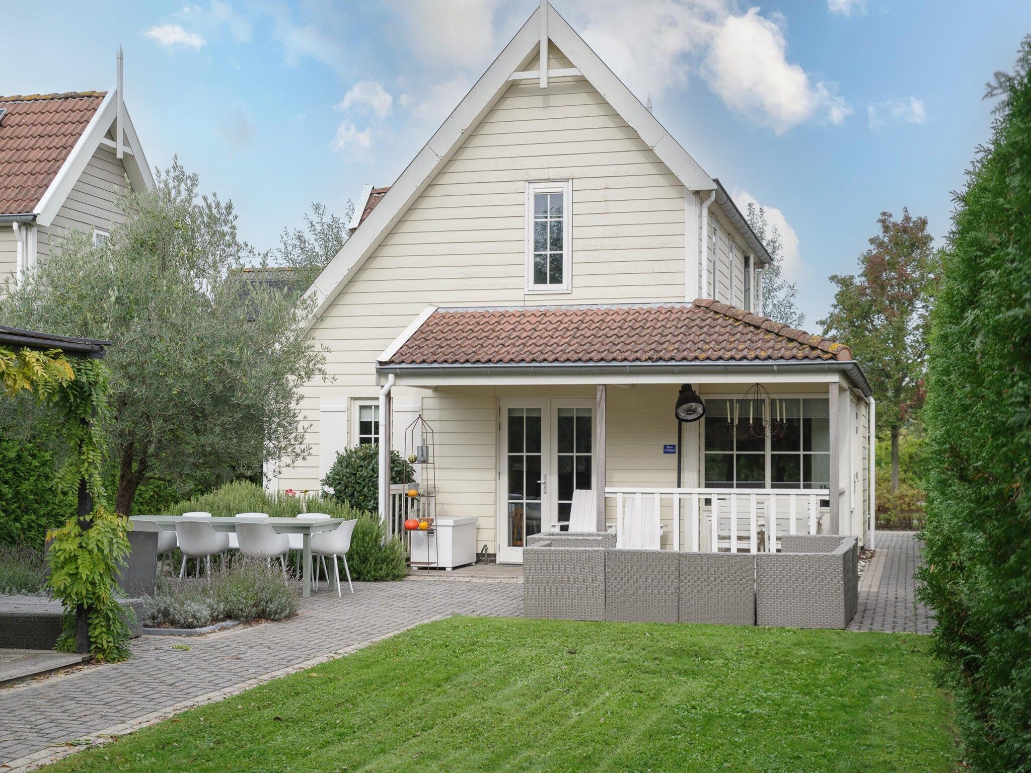 De tuin van Villapark De Oesterbaai 136 in Wemeldinge