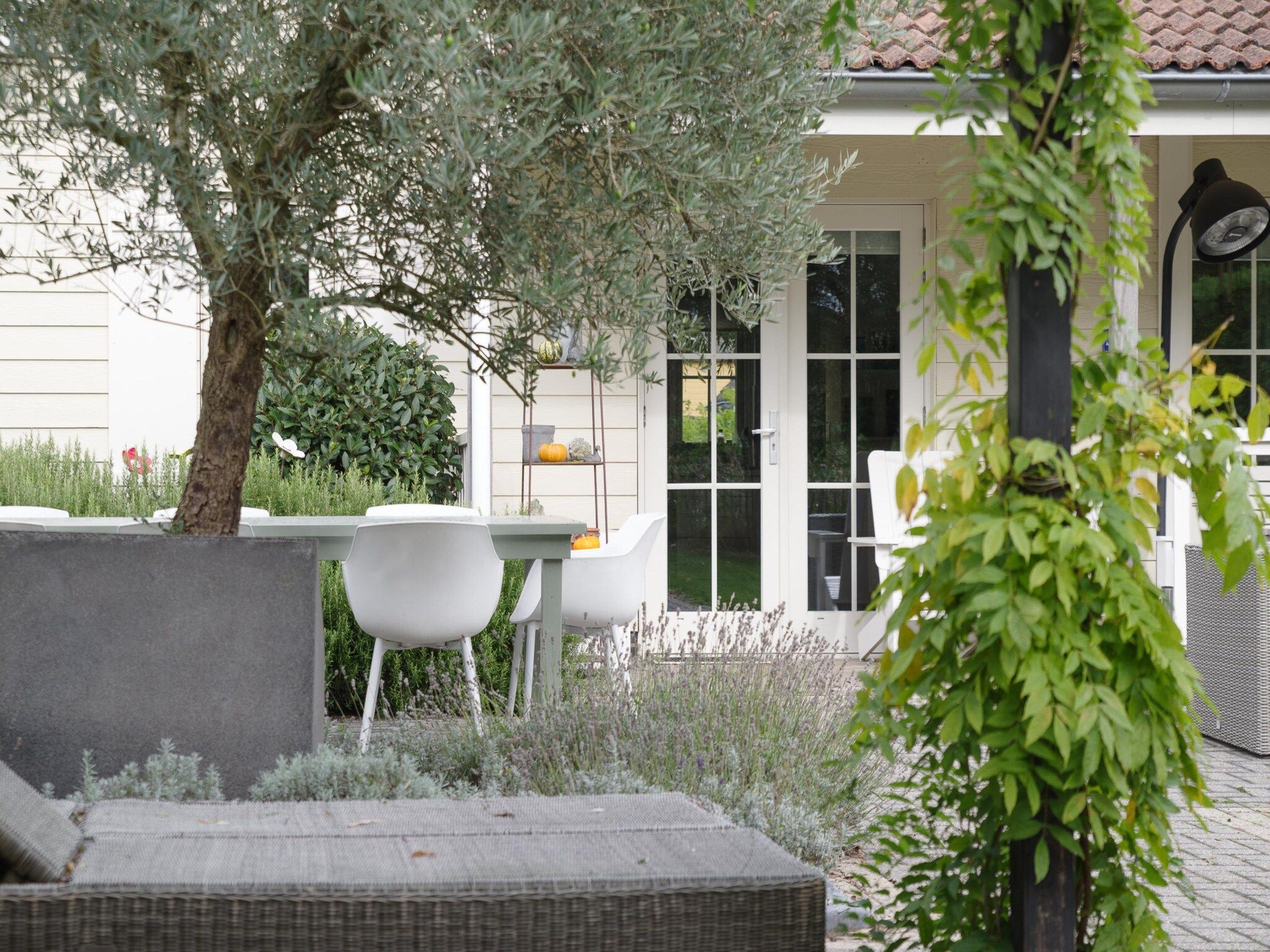 Het terras van Villapark De Oesterbaai 136 in Wemeldinge