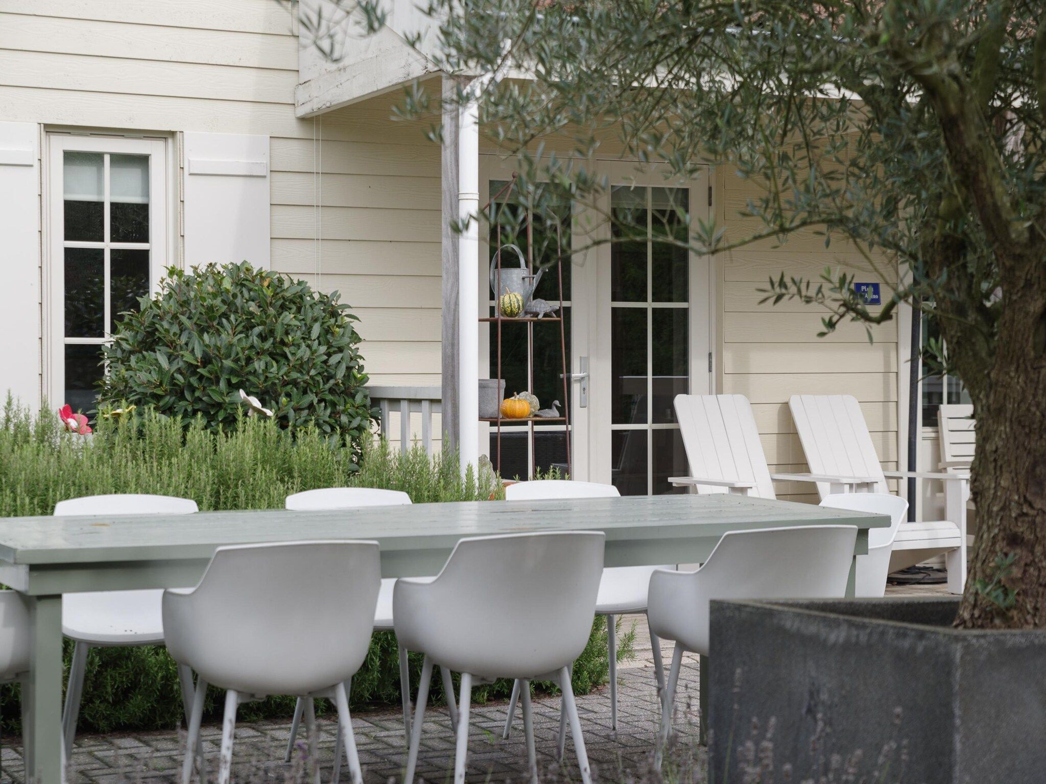 Het terras van Villapark De Oesterbaai 136 in Wemeldinge