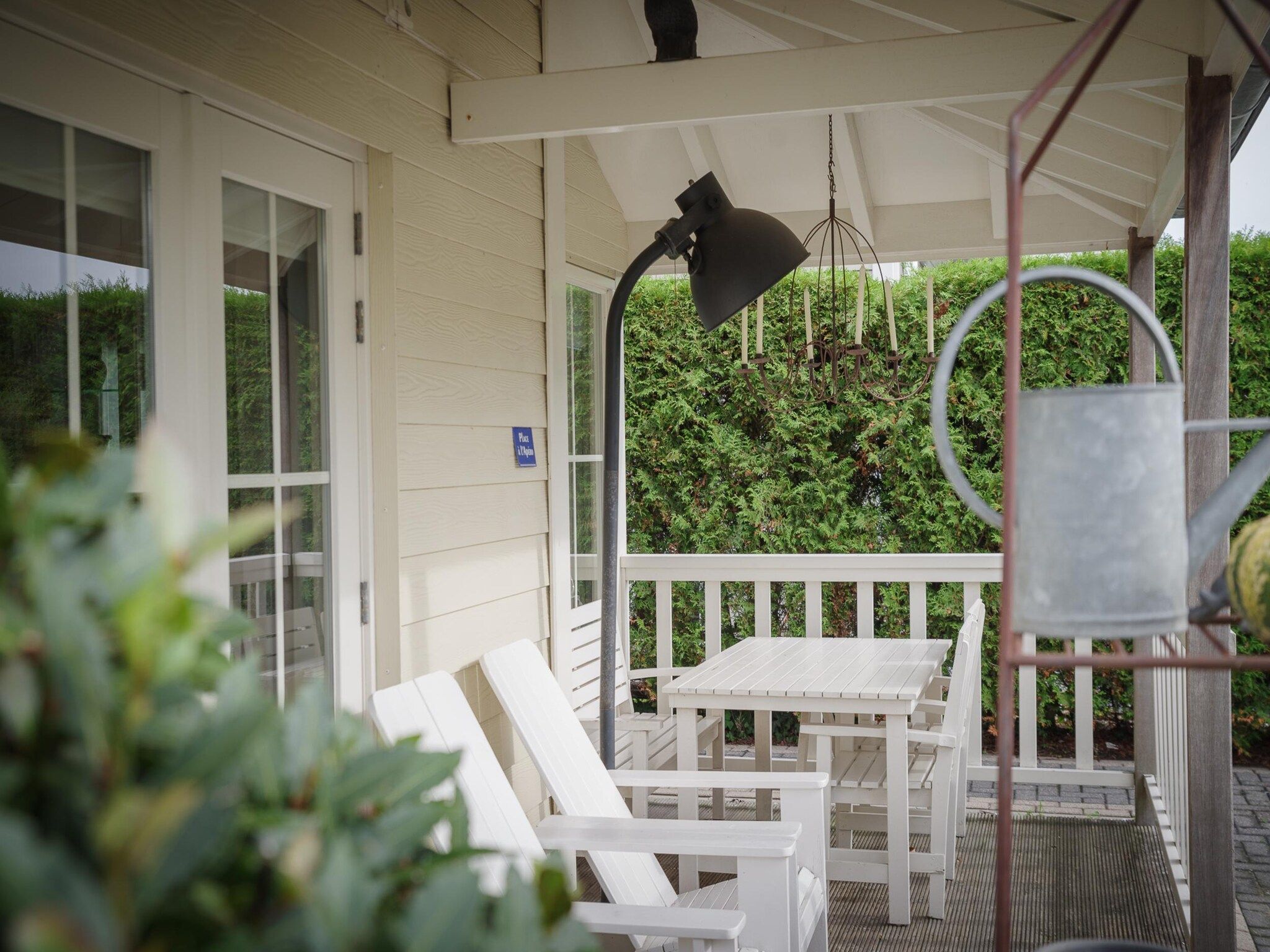 Het terras van Villapark De Oesterbaai 136 in Wemeldinge