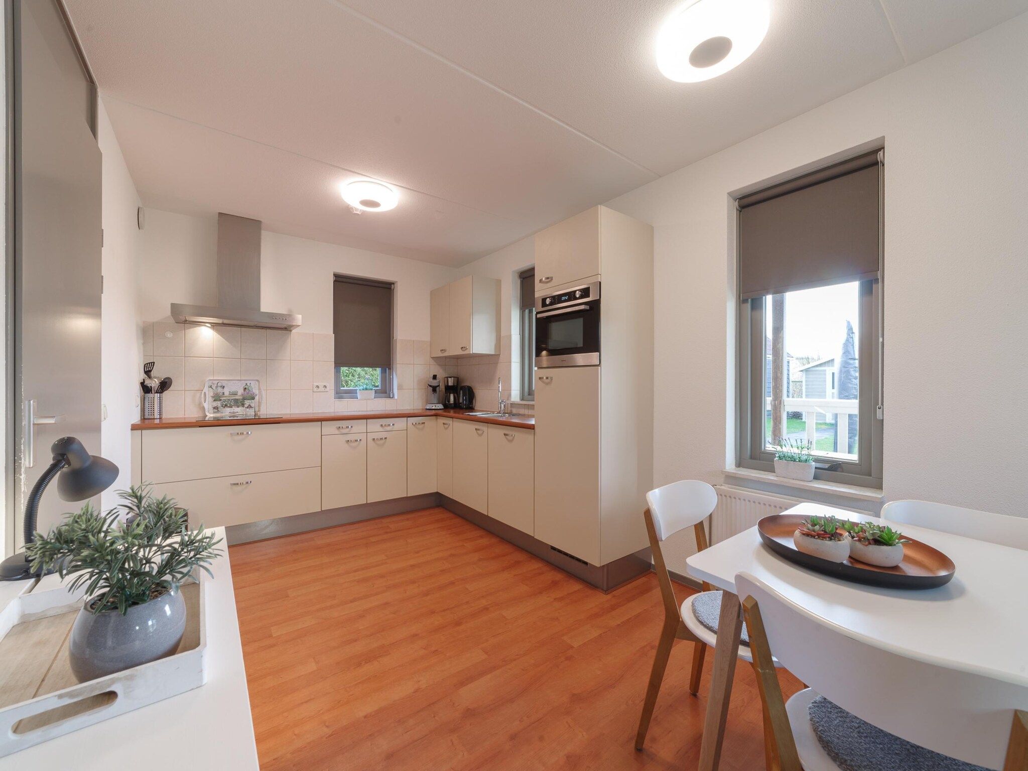 De keuken van Villapark De Oesterbaai 137 in Wemeldinge