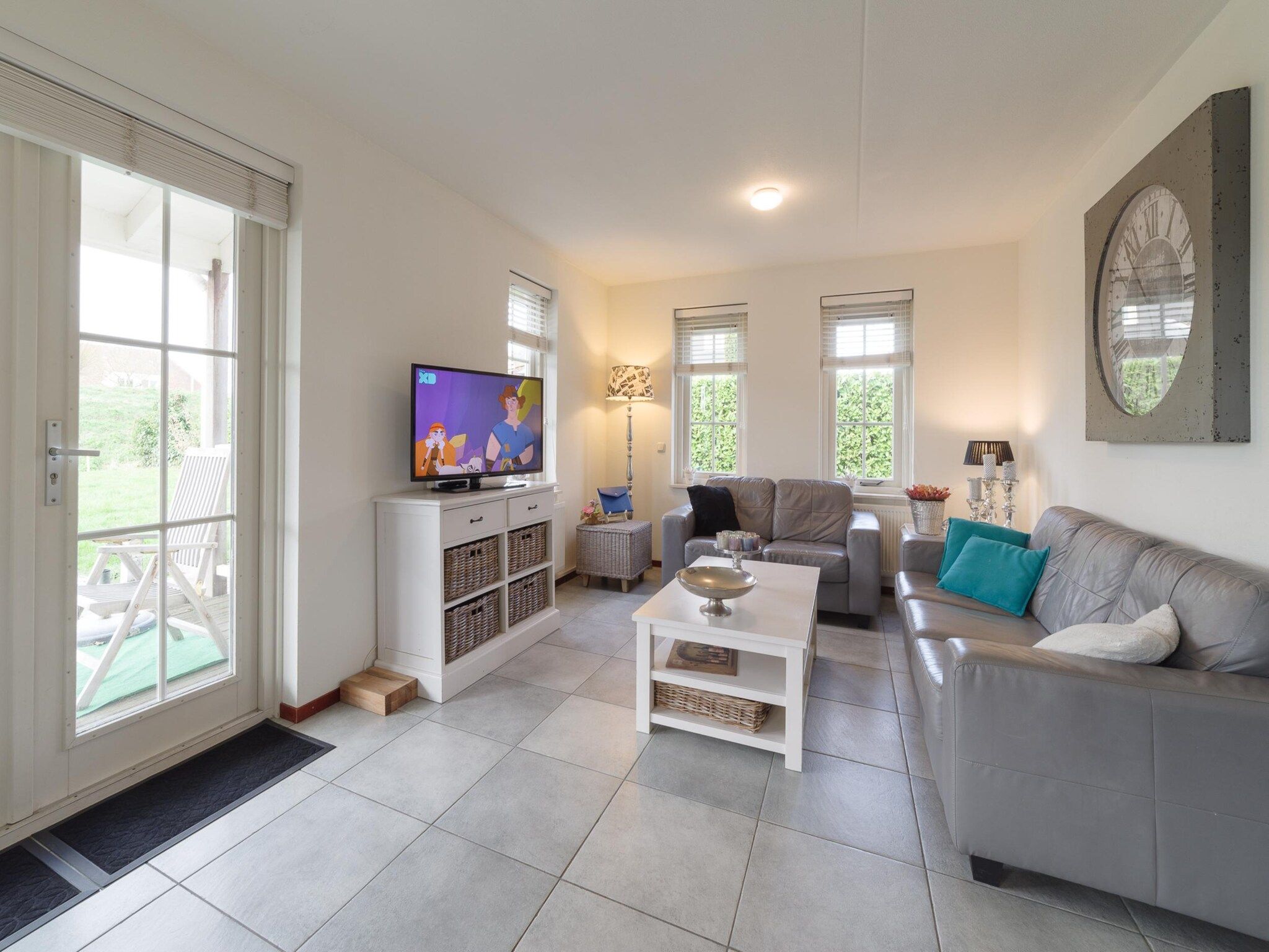 De woonkamer van Villapark De Oesterbaai 142 in Wemeldinge