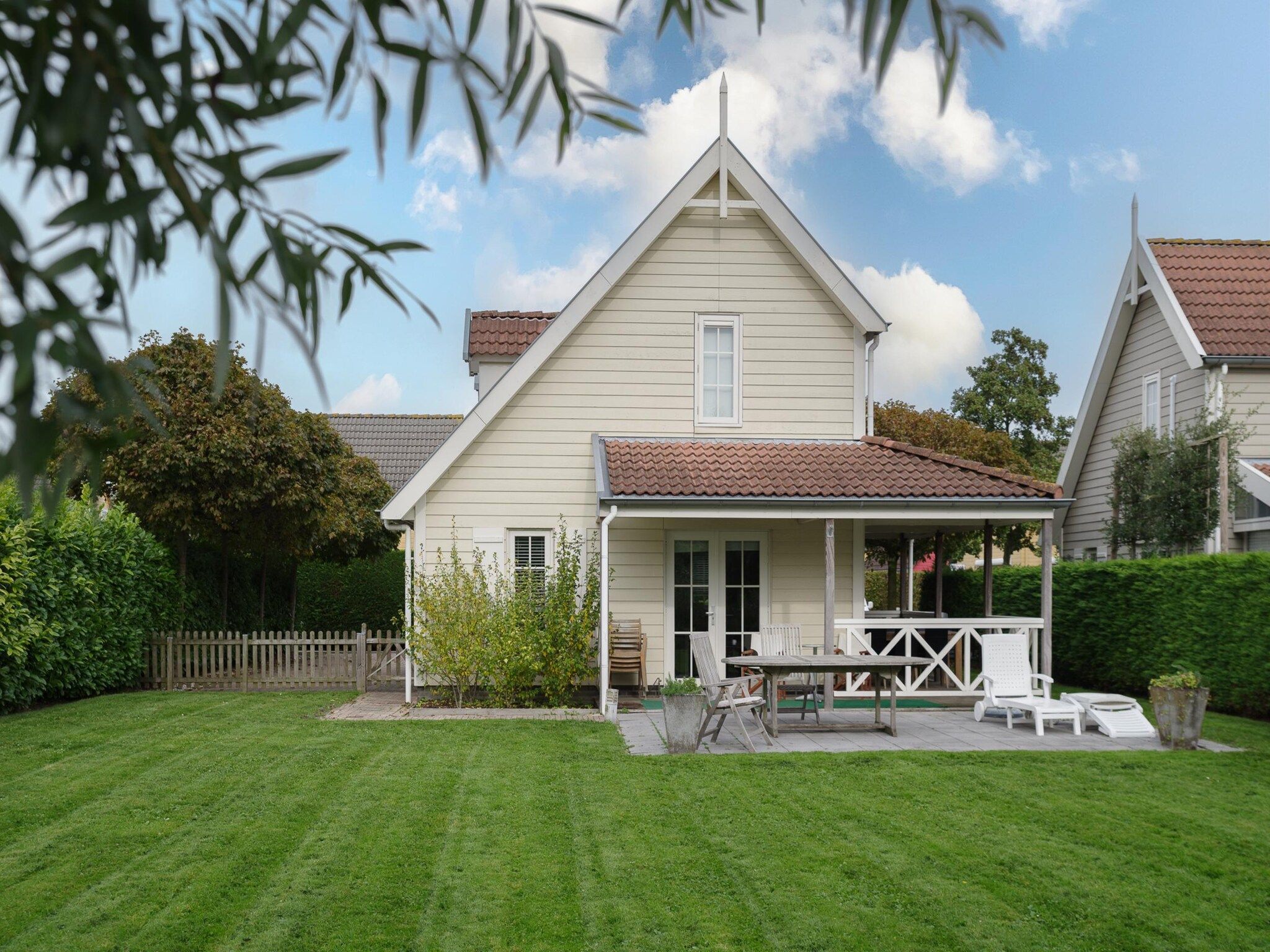De tuin van Villapark De Oesterbaai 142 in Wemeldinge