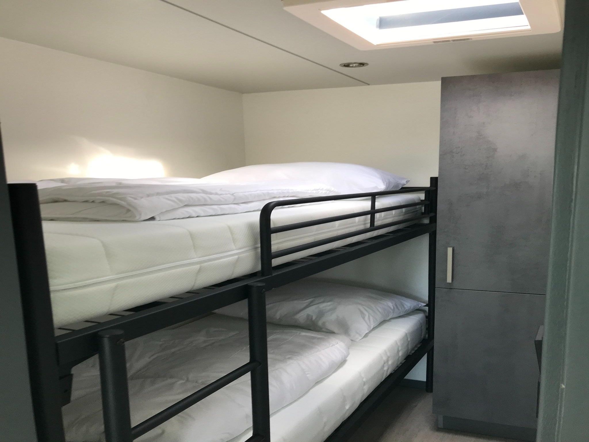 Een slaapkamer van Waterlodges Heeg 1 in Heeg