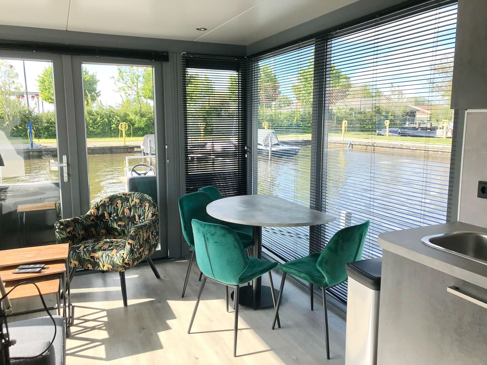 De woonkamer van Waterlodges Heeg 1 in Heeg