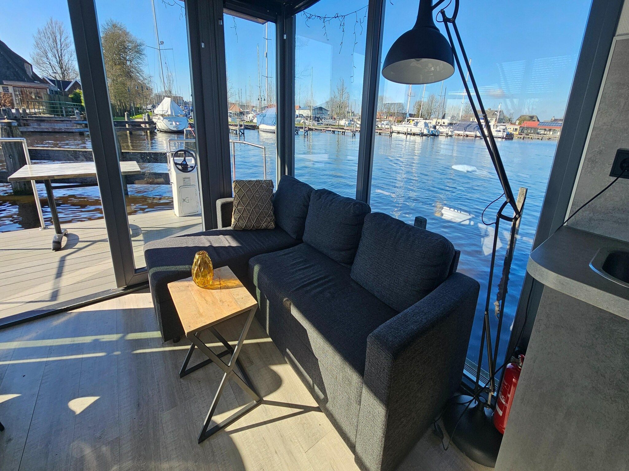 De woonkamer van Waterlodges Heeg 1 in Heeg