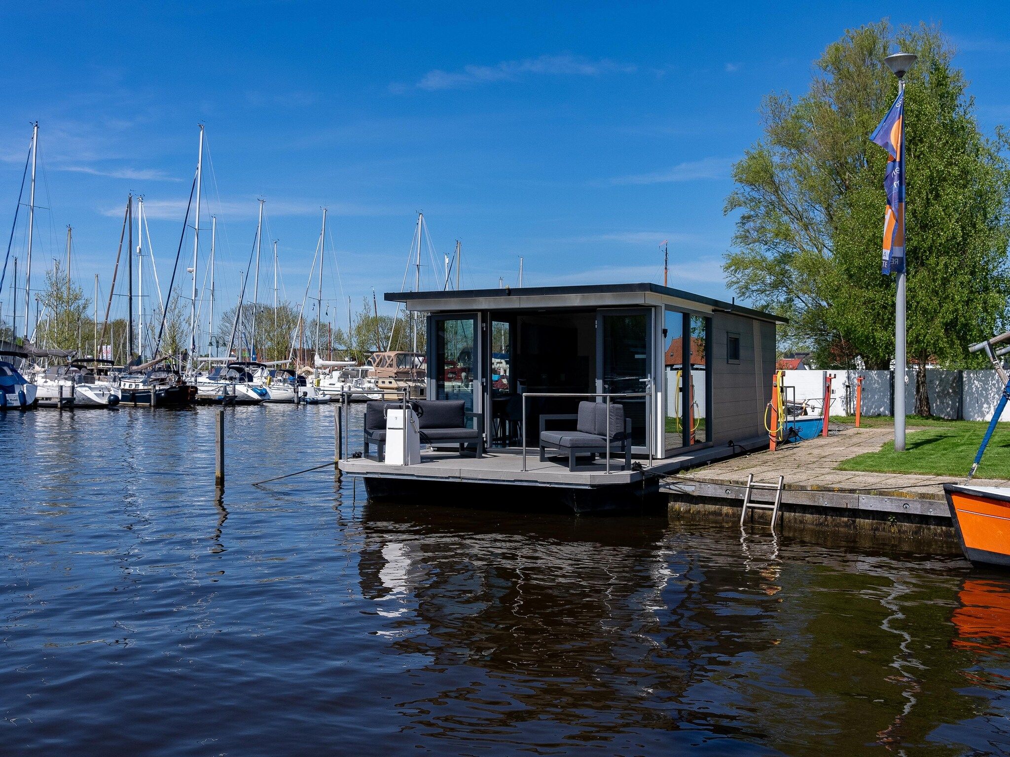 De buitenkant van Waterlodges Heeg 1 in Heeg