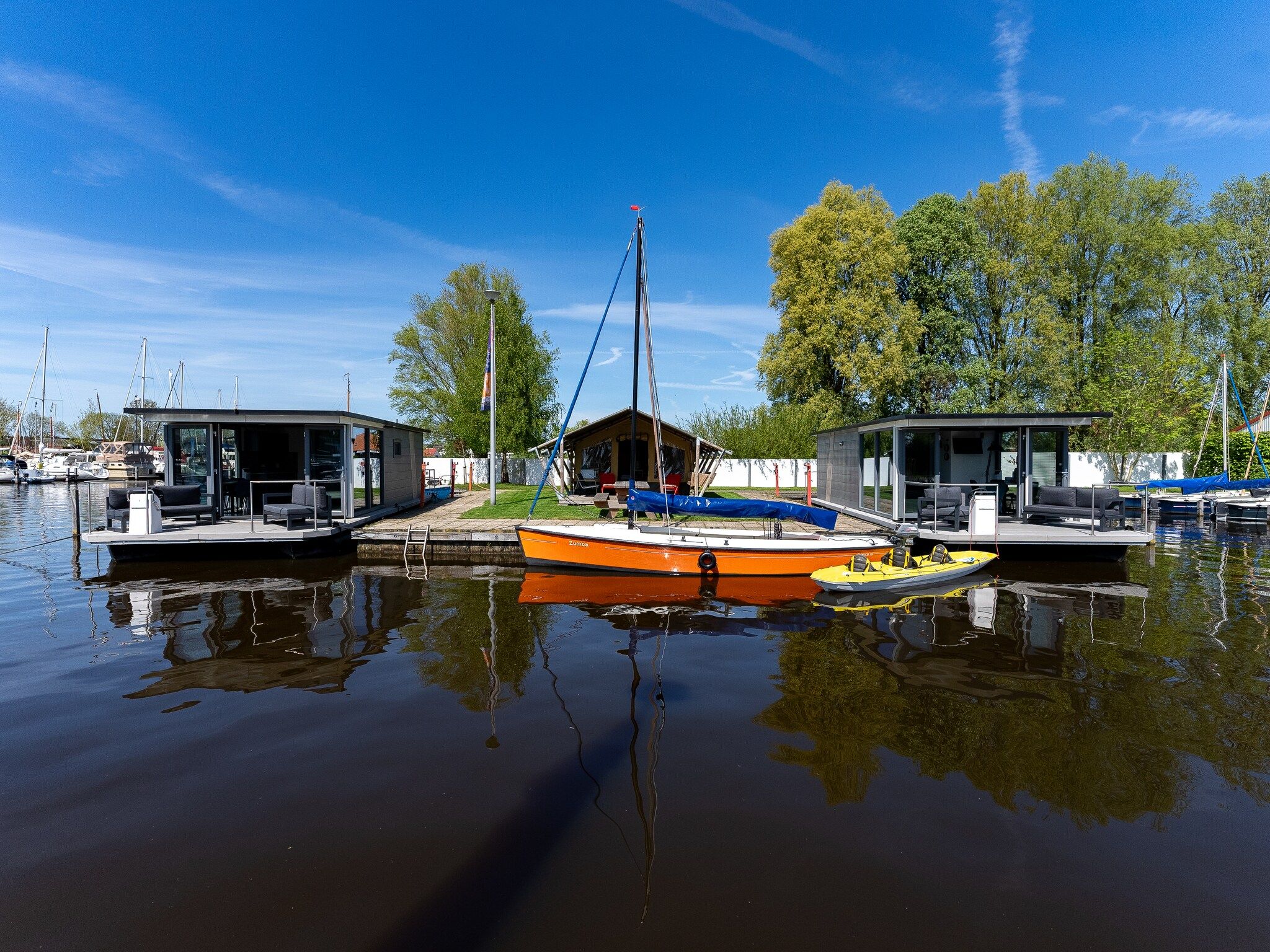 De buitenkant van Waterlodges Heeg 1 in Heeg