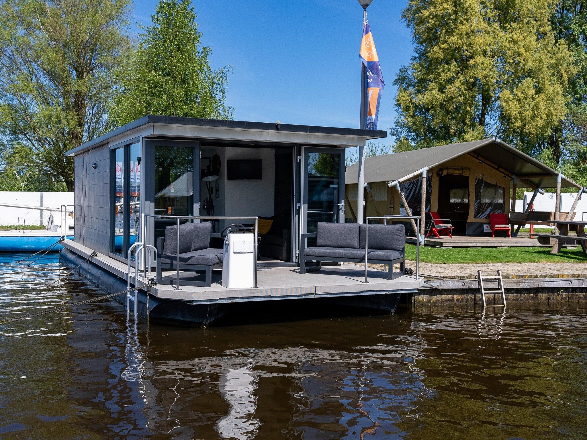 De buitenkant van Waterlodges Heeg 1 in Heeg