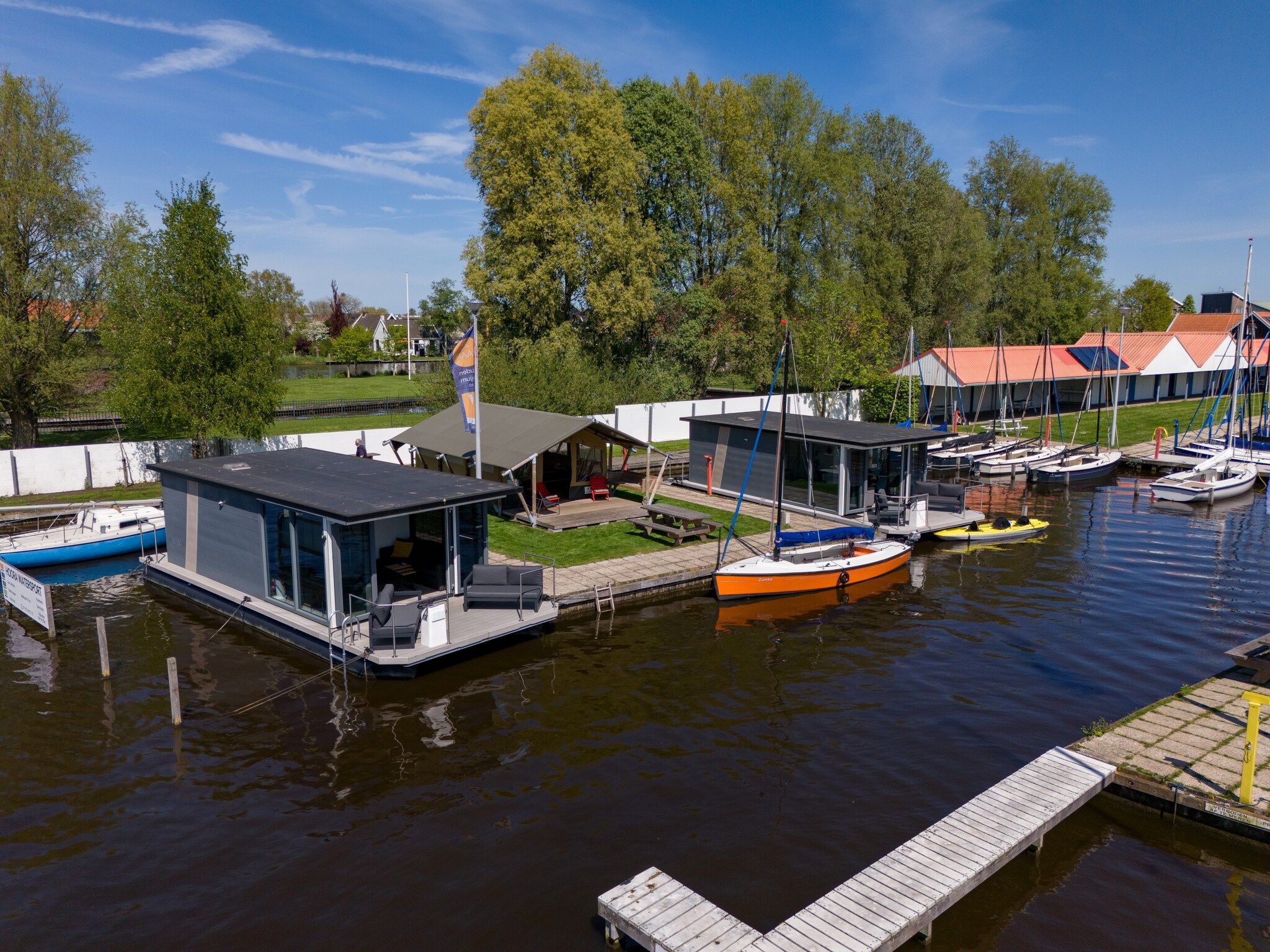 De buitenkant van Waterlodges Heeg 1 in Heeg