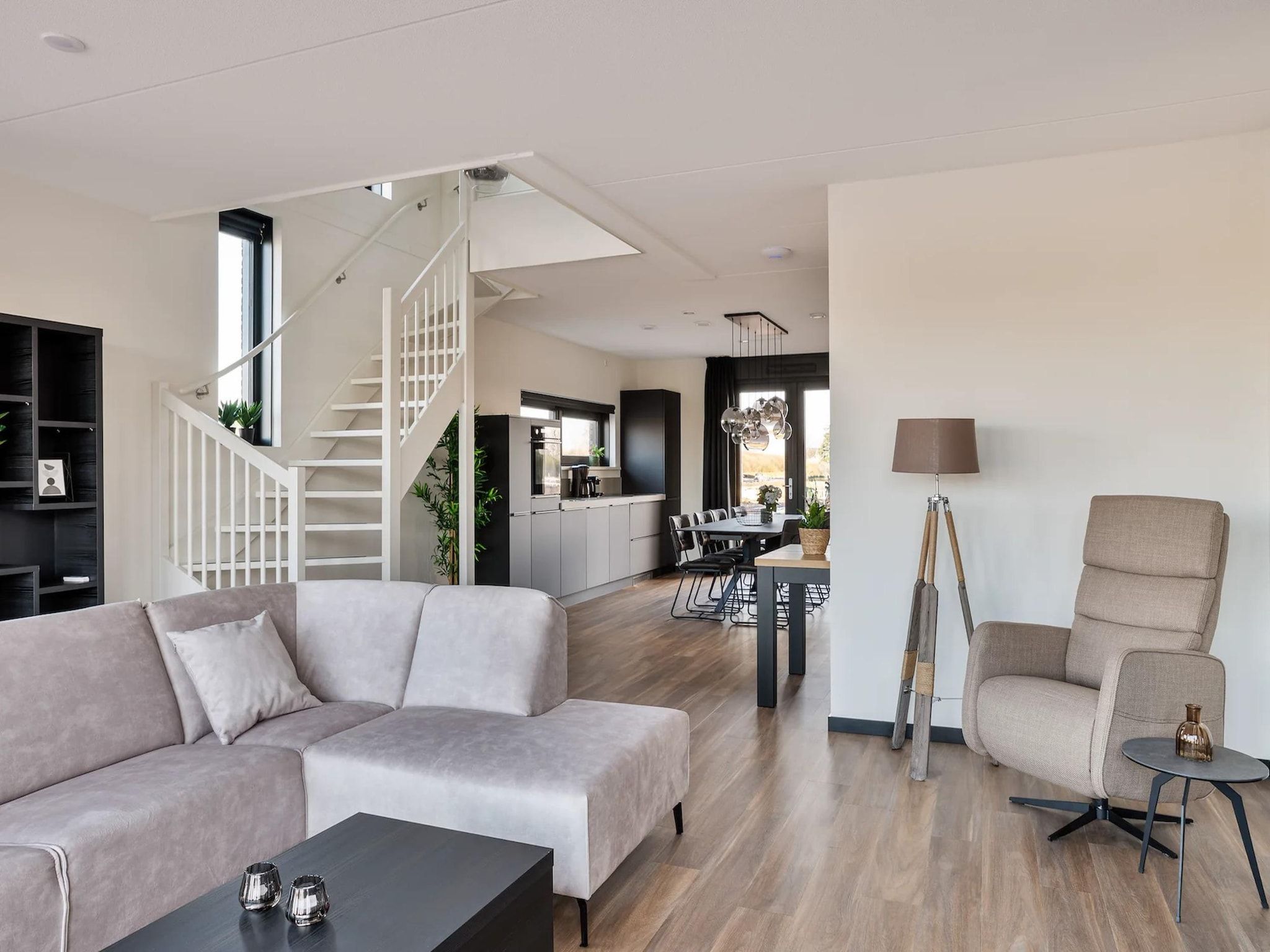 De woonkamer van Patrijs Wellness Plus 8 in Noardburgum