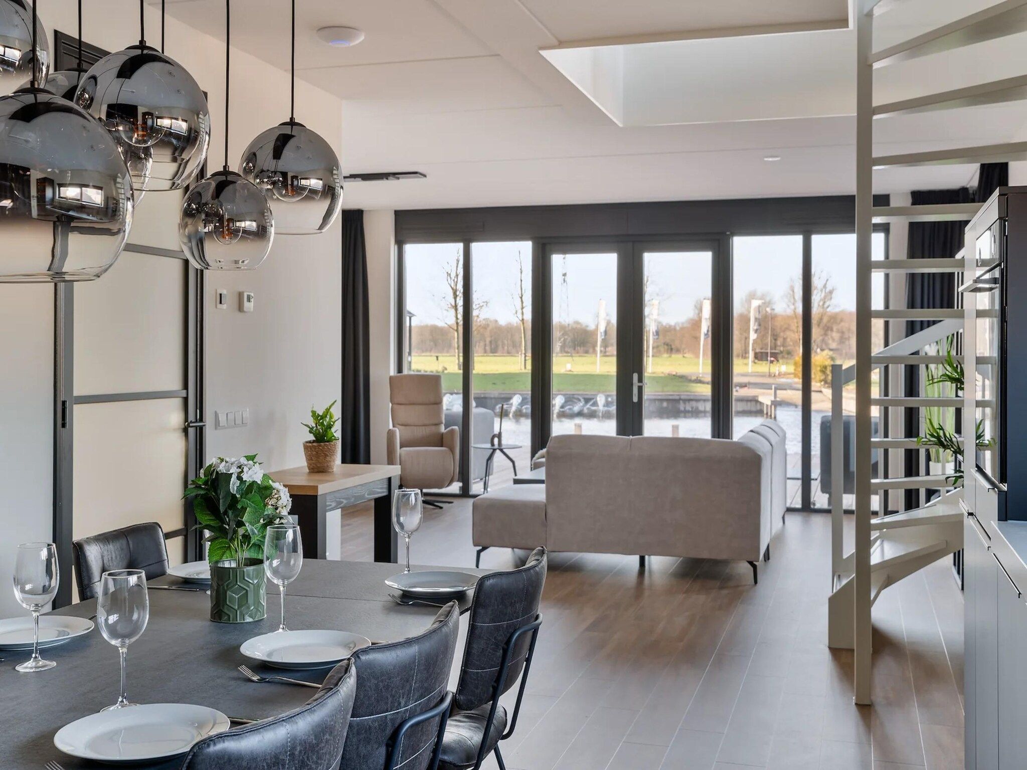 De eetkamer van Patrijs Wellness Plus 8 in Noardburgum