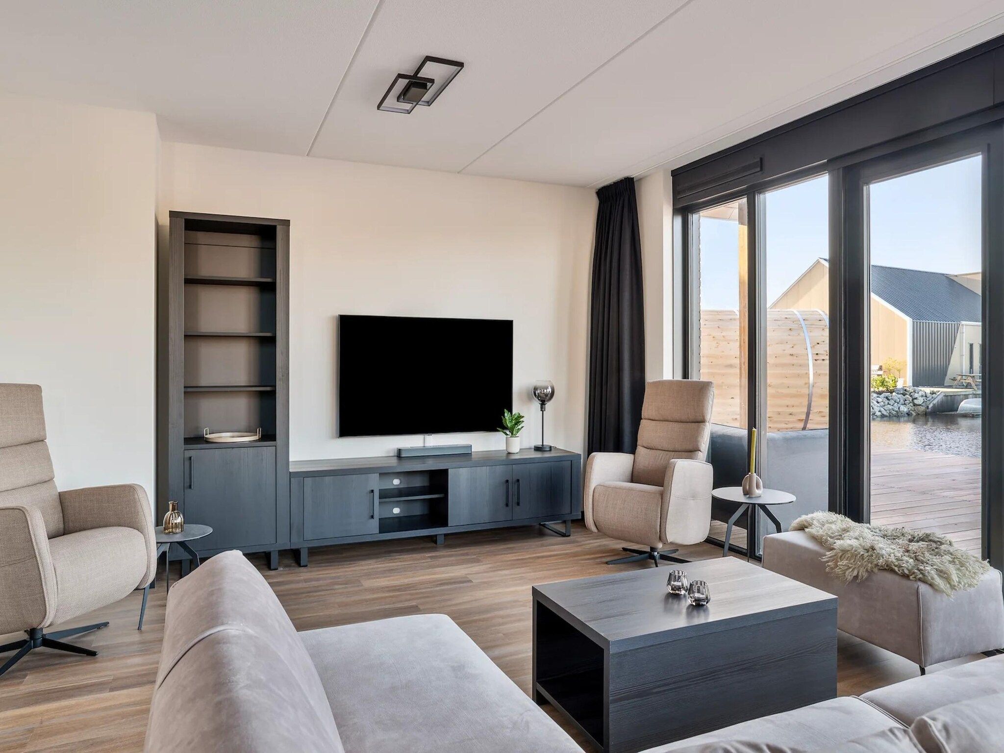 De woonkamer van Patrijs Wellness Plus 8 in Noardburgum