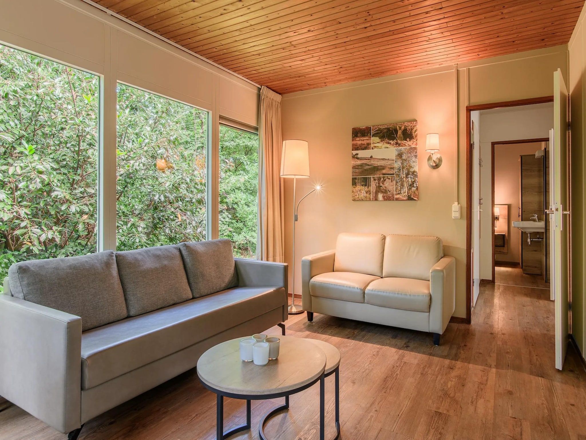 De woonkamer van Bungalow 6B1 in Putten