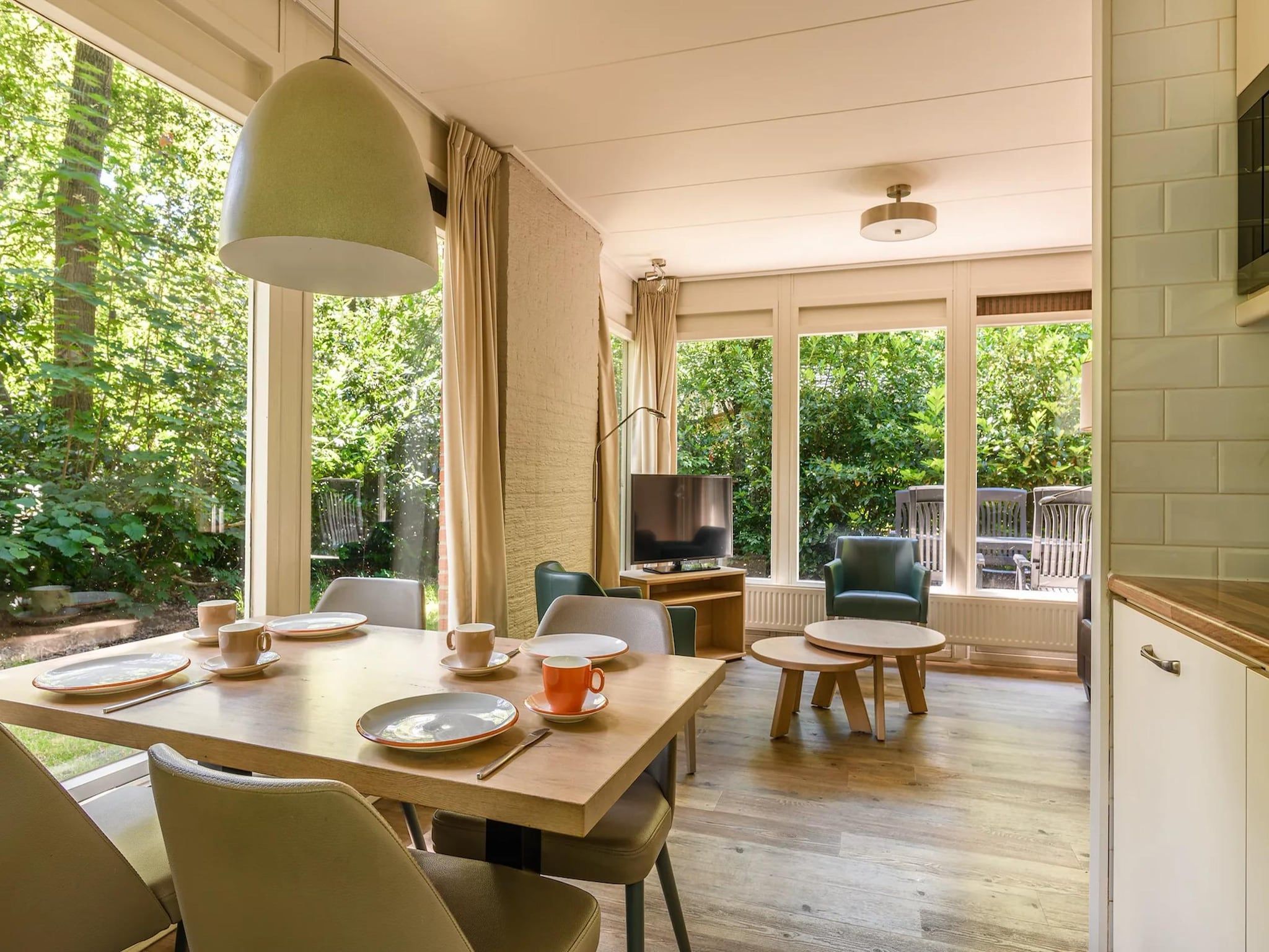 De eetkamer van Bungalow 4C3 in Putten