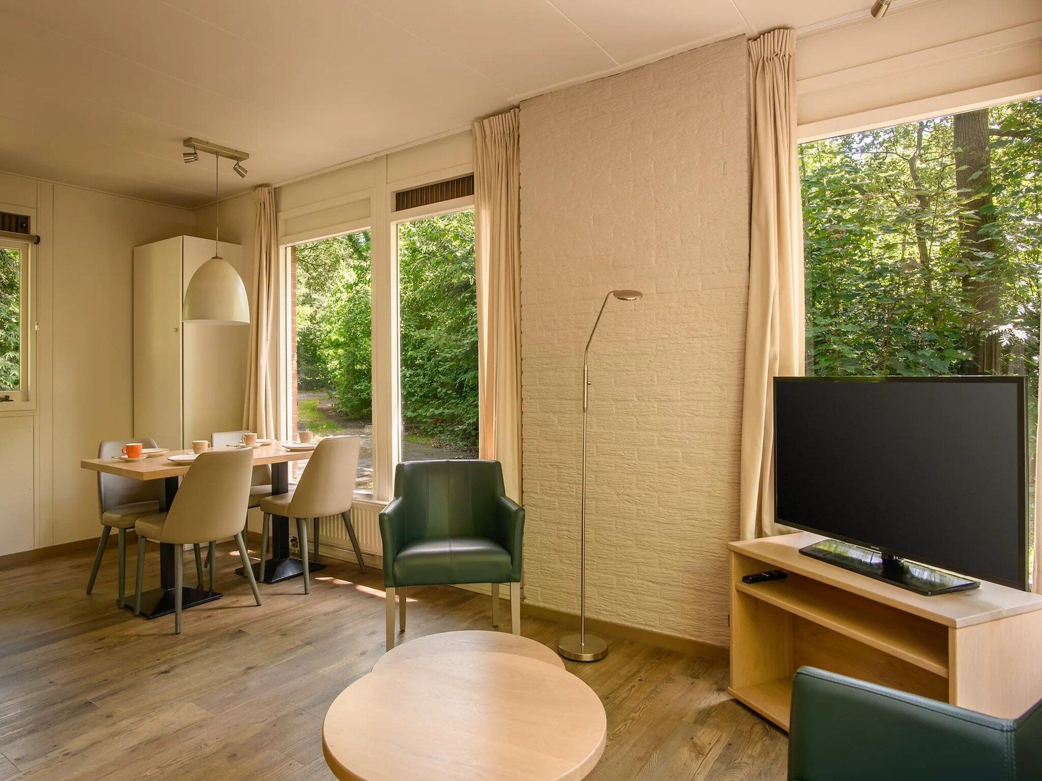 De woonkamer van Bungalow 4C3 in Putten