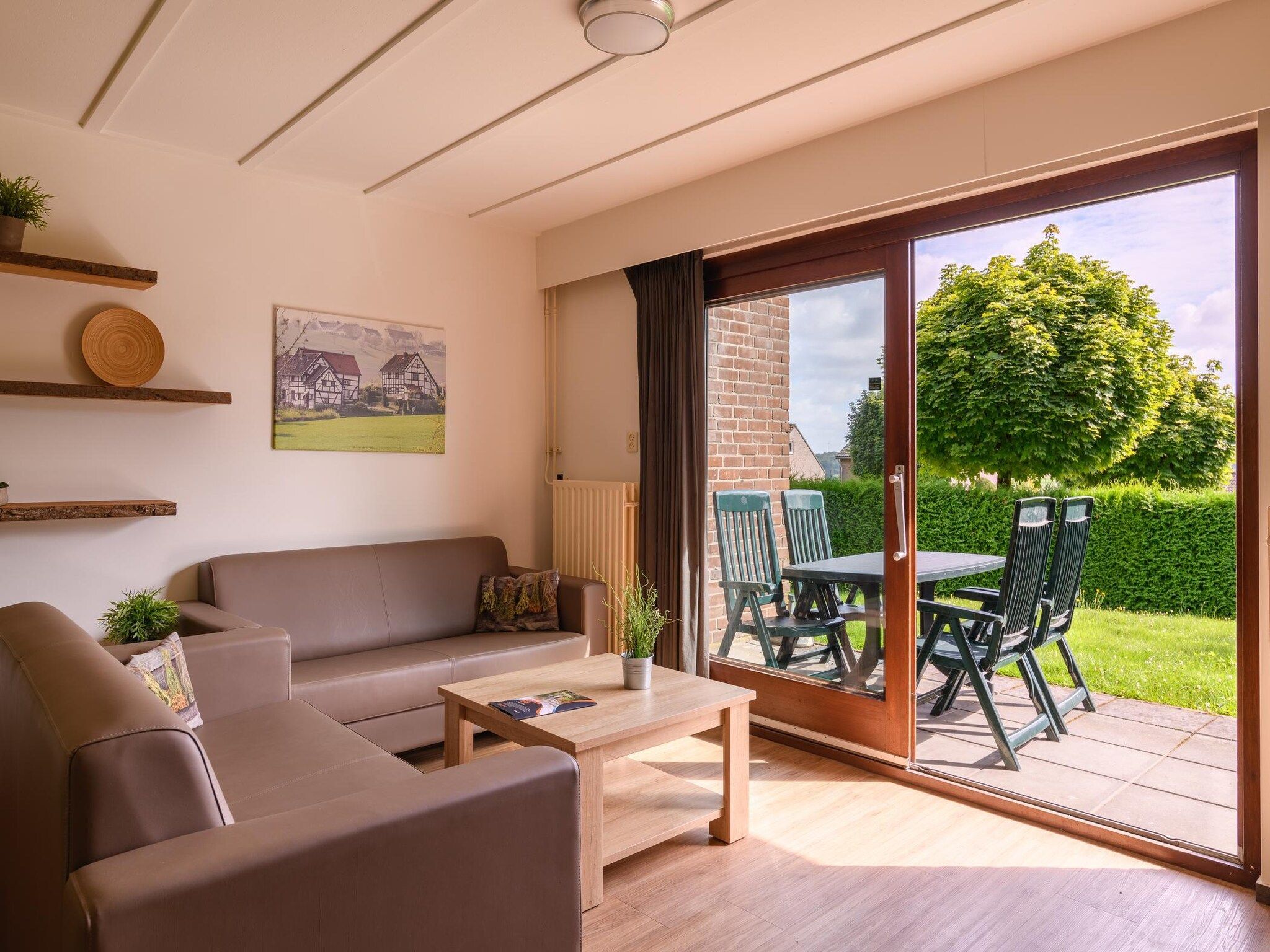 De woonkamer van Bungalow 4B1 in Vijlen