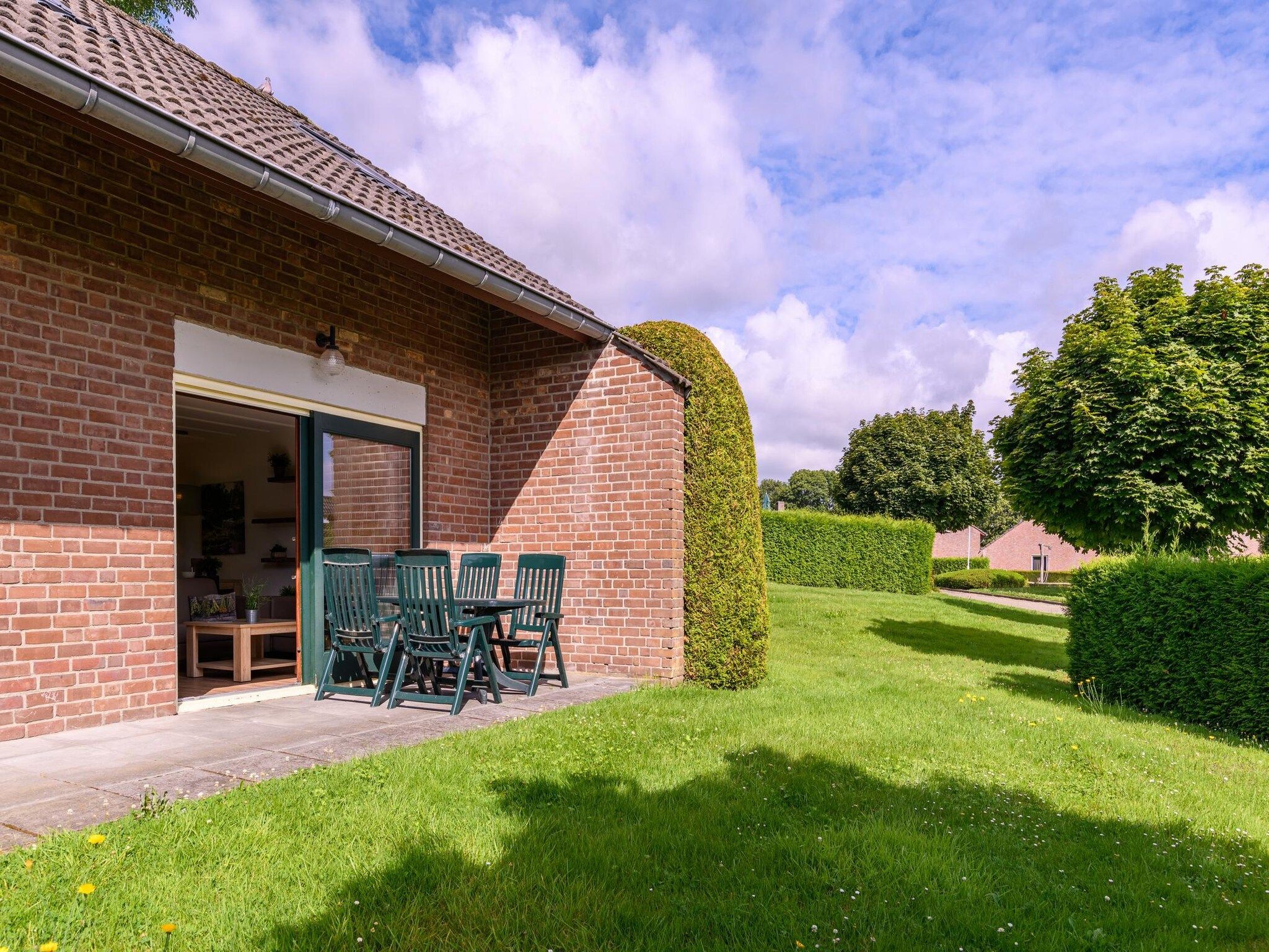 Het terras van Bungalow 4B1 in Vijlen