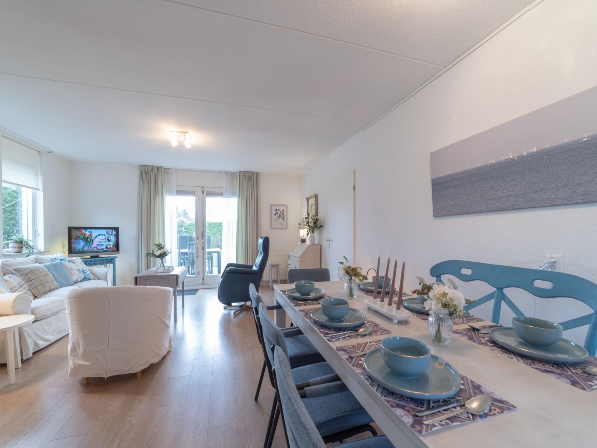 De woonkamer van Villapark De Oesterbaai 63 in Wemeldinge