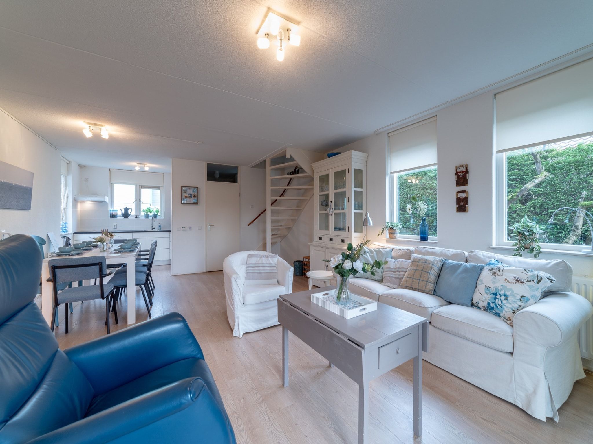 De woonkamer van Villapark De Oesterbaai 63 in Wemeldinge