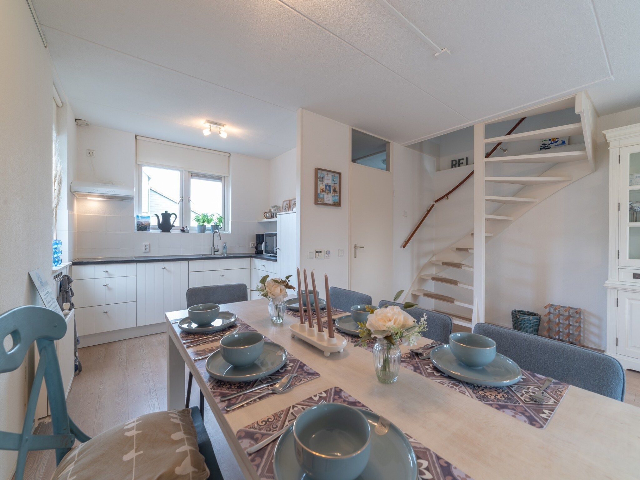 De eetkamer van Villapark De Oesterbaai 63 in Wemeldinge