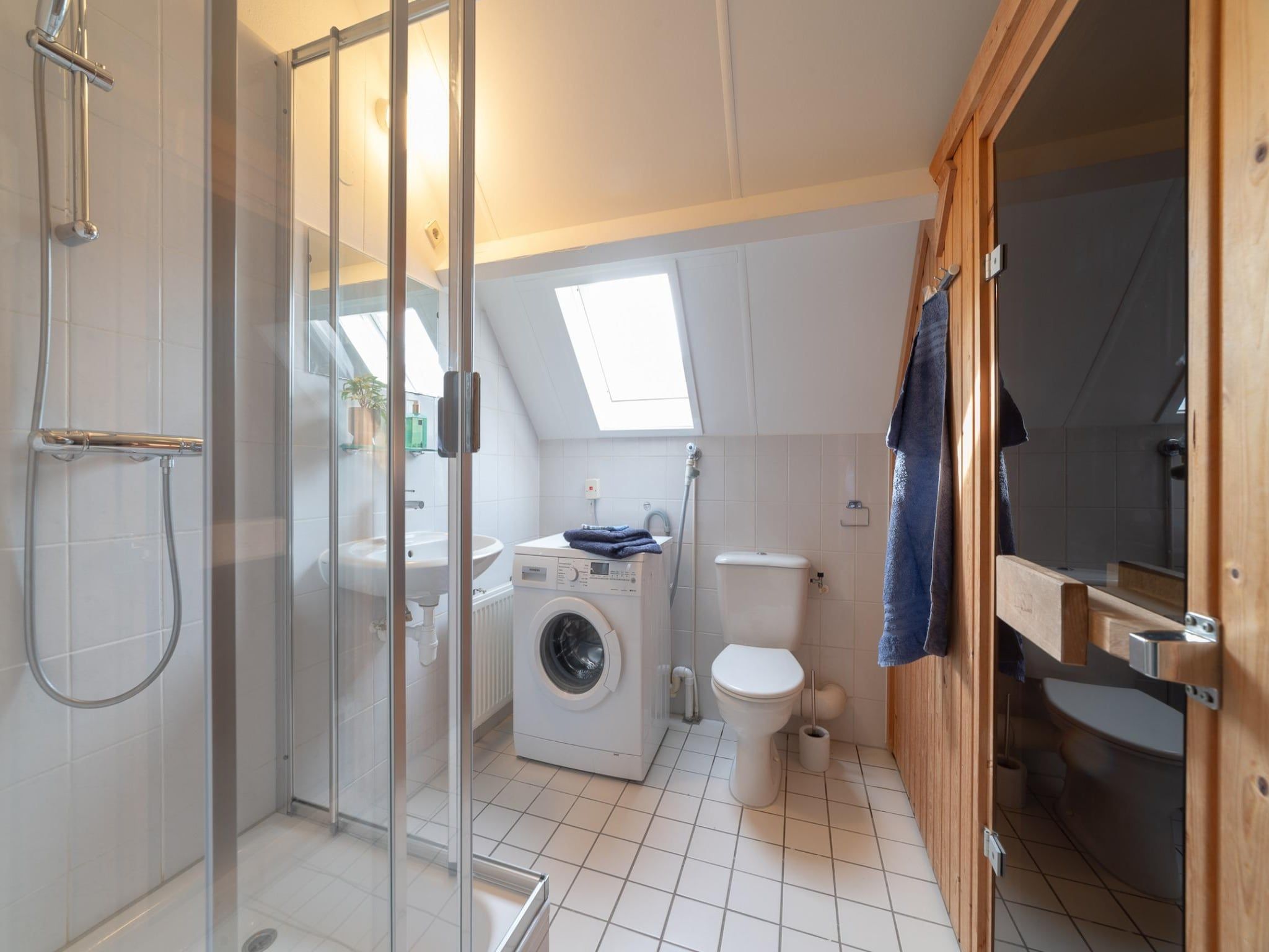 De badkamer van Villapark De Oesterbaai 63 in Wemeldinge