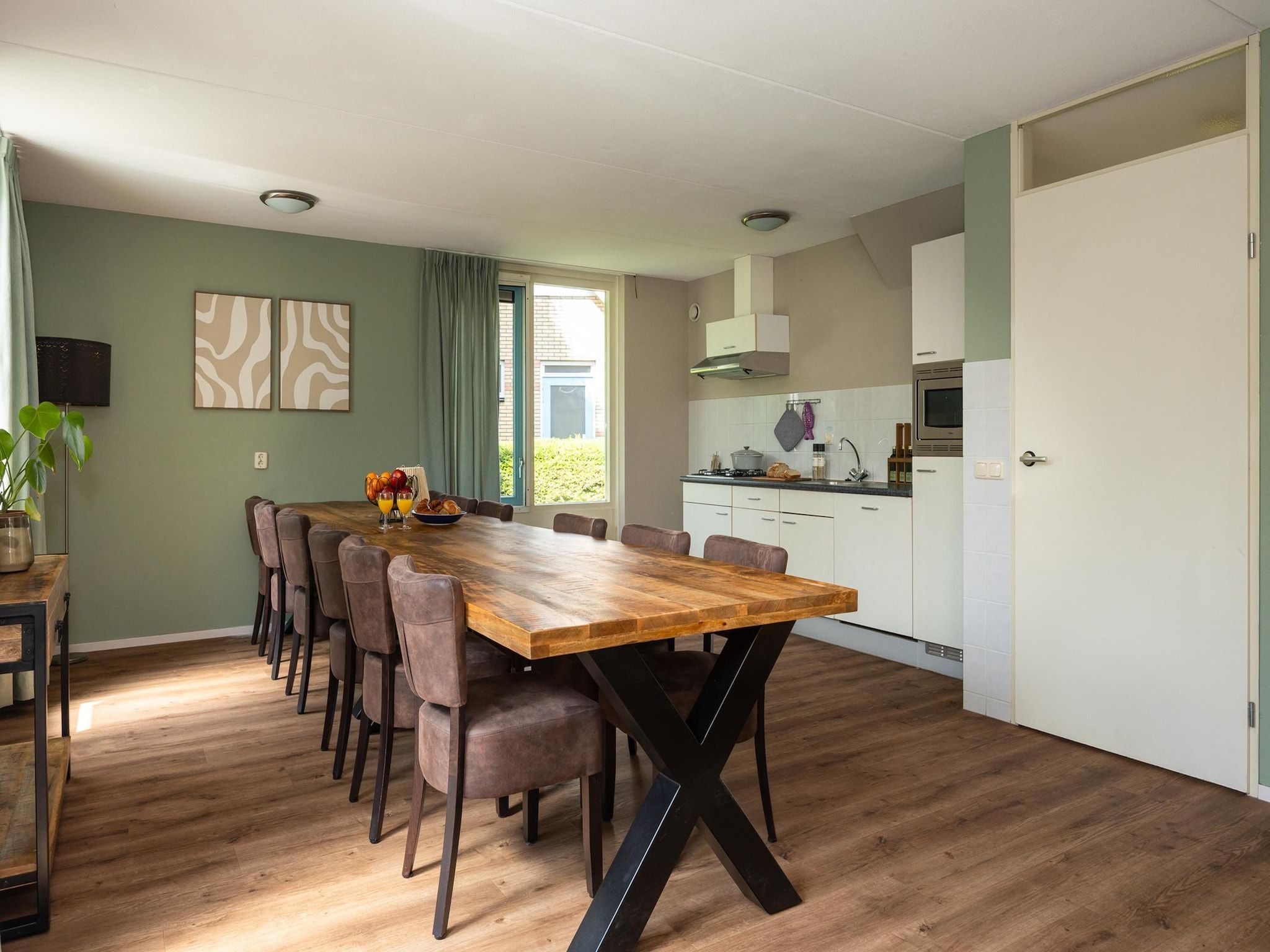 De eetkamer van Alkmaar 12 in Andijk