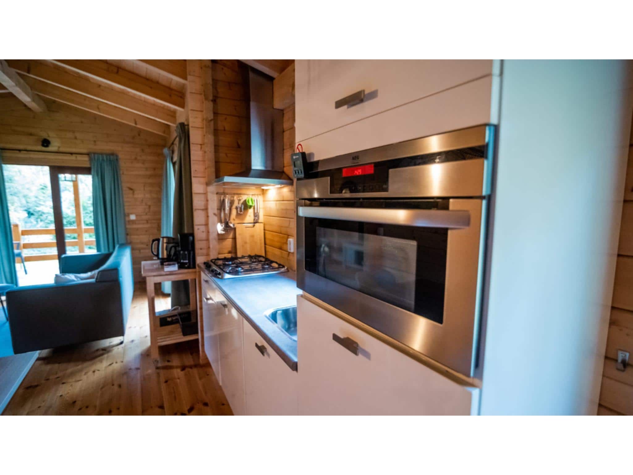 De keuken van 2-persoons wellness lodge in Markelo