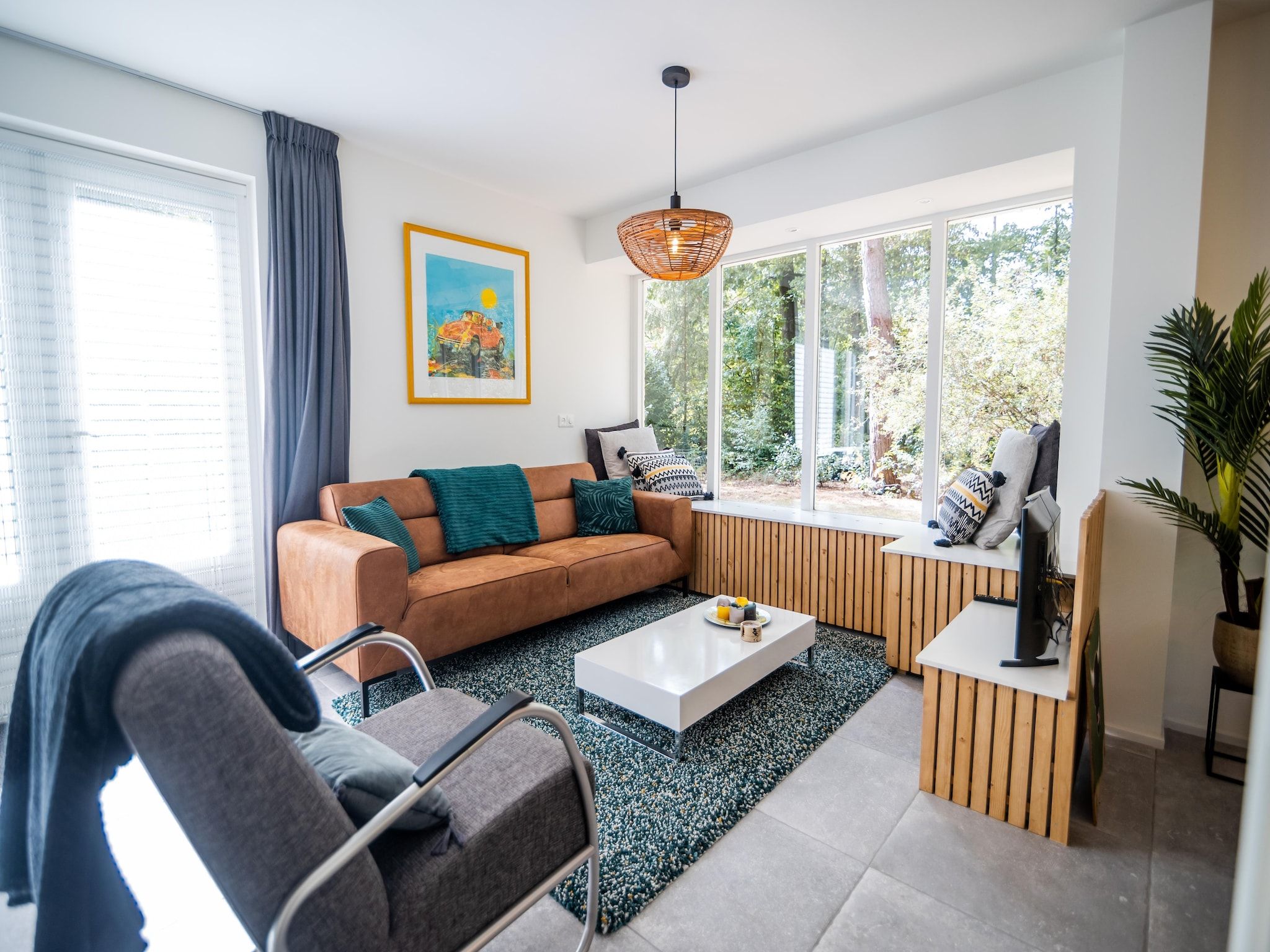 De woonkamer van 4-persoons stenen bosvilla in Markelo