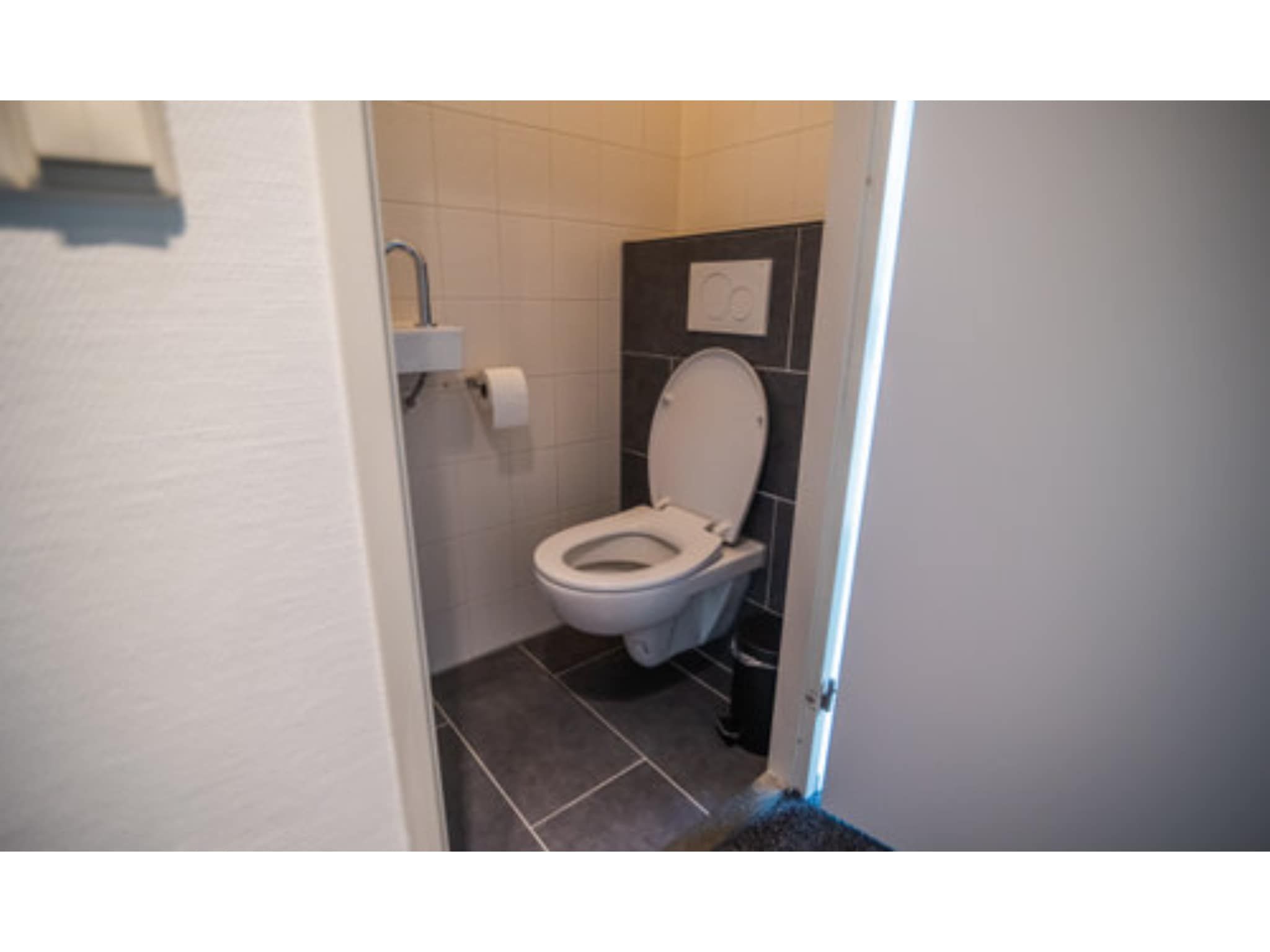 De badkamer van 4-persoons stenen bosvilla in Markelo