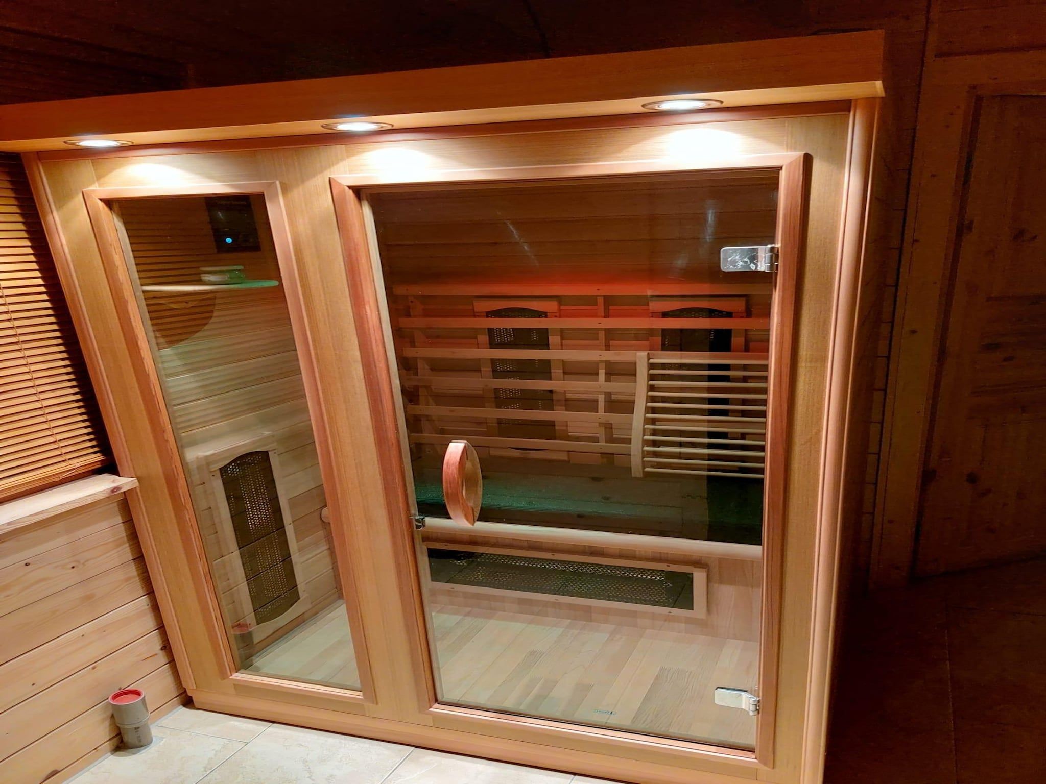 Het terras van 6-persoons luxe bosvilla Casa Madeira in Markelo