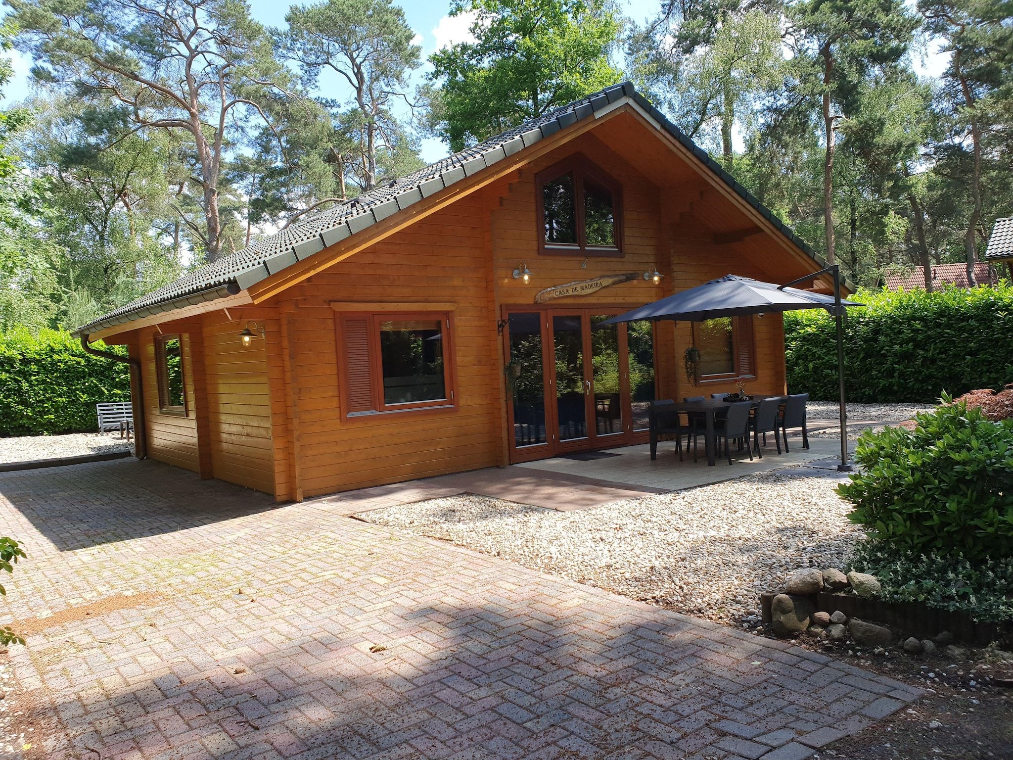 Het terras van 6-persoons luxe bosvilla Casa Madeira in Markelo