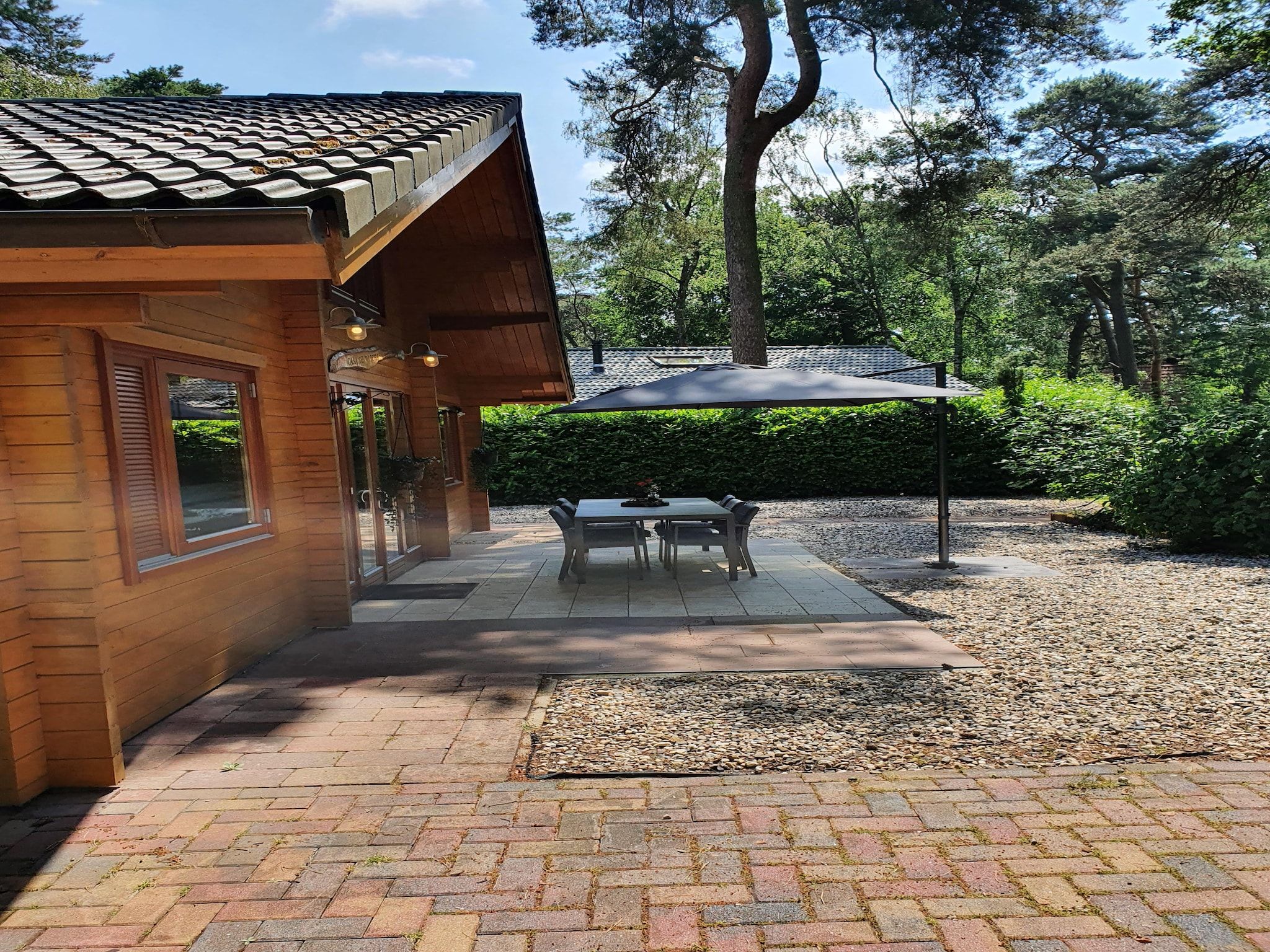 Het terras van 6-persoons luxe bosvilla Casa Madeira in Markelo