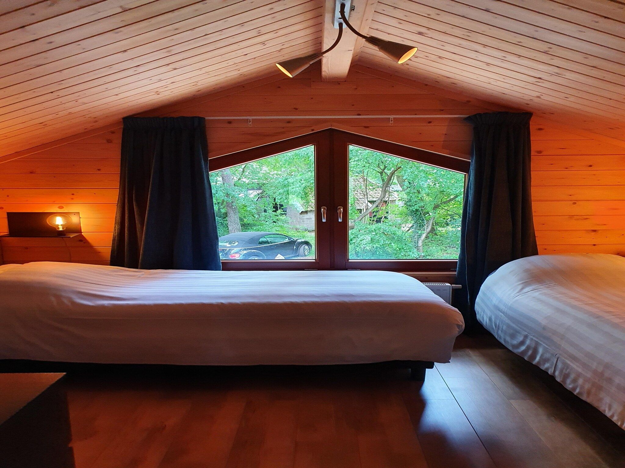 Een slaapkamer van 6-persoons luxe bosvilla Casa Madeira in Markelo