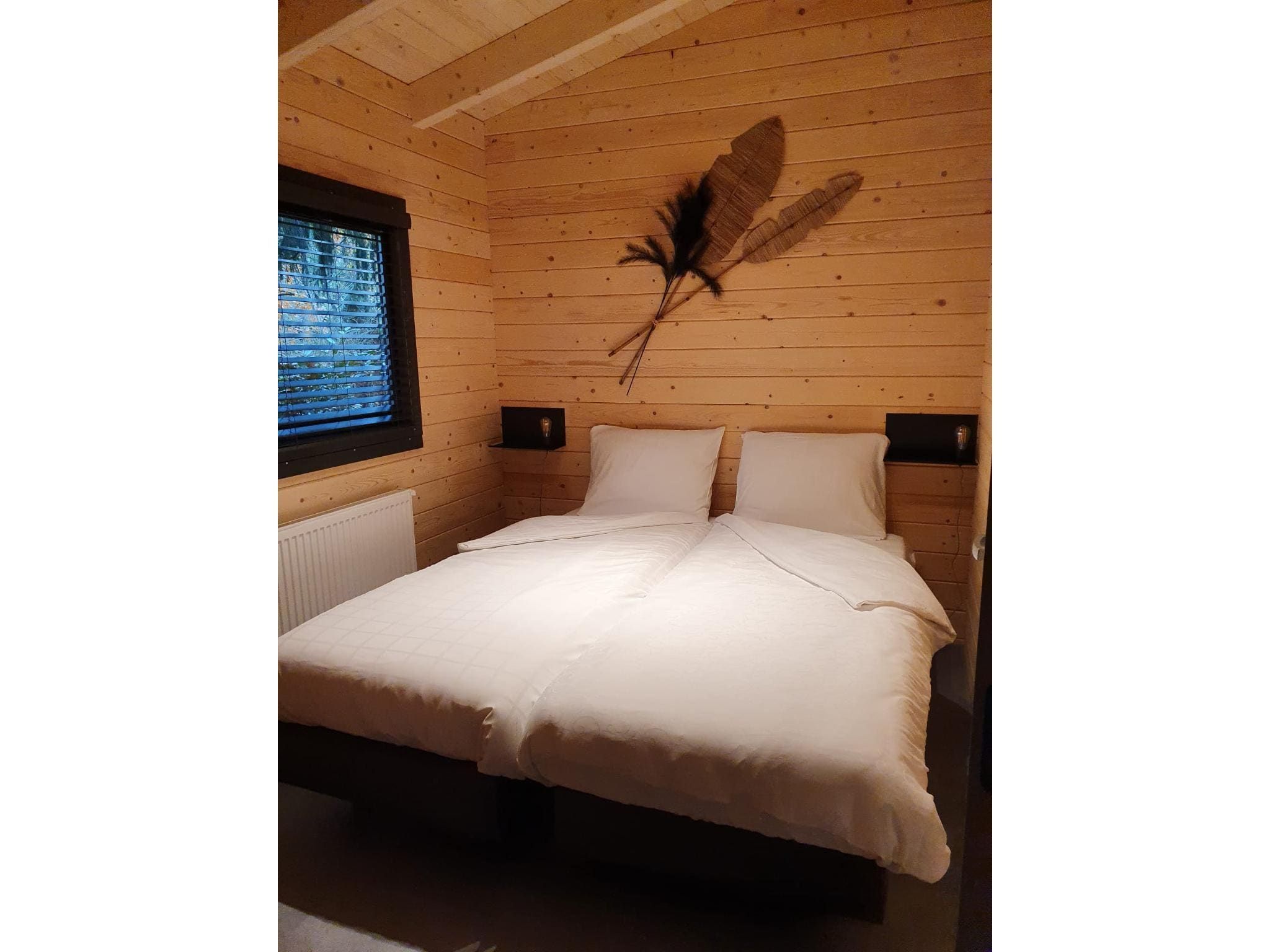 Een slaapkamer van 4-persoons wellness lodge in Markelo