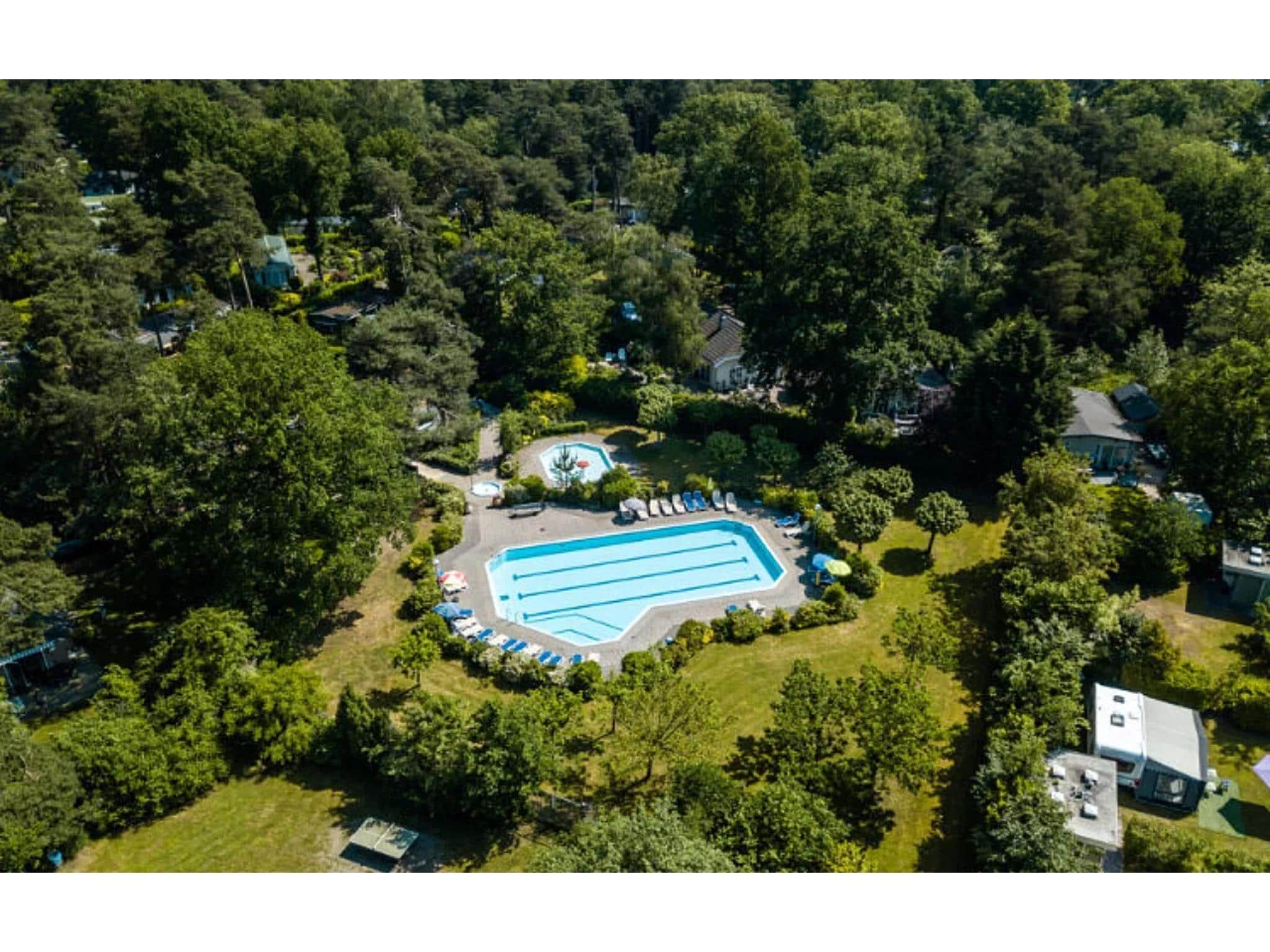 Parkfaciliteiten bij 4-persoons wellness lodge in Markelo