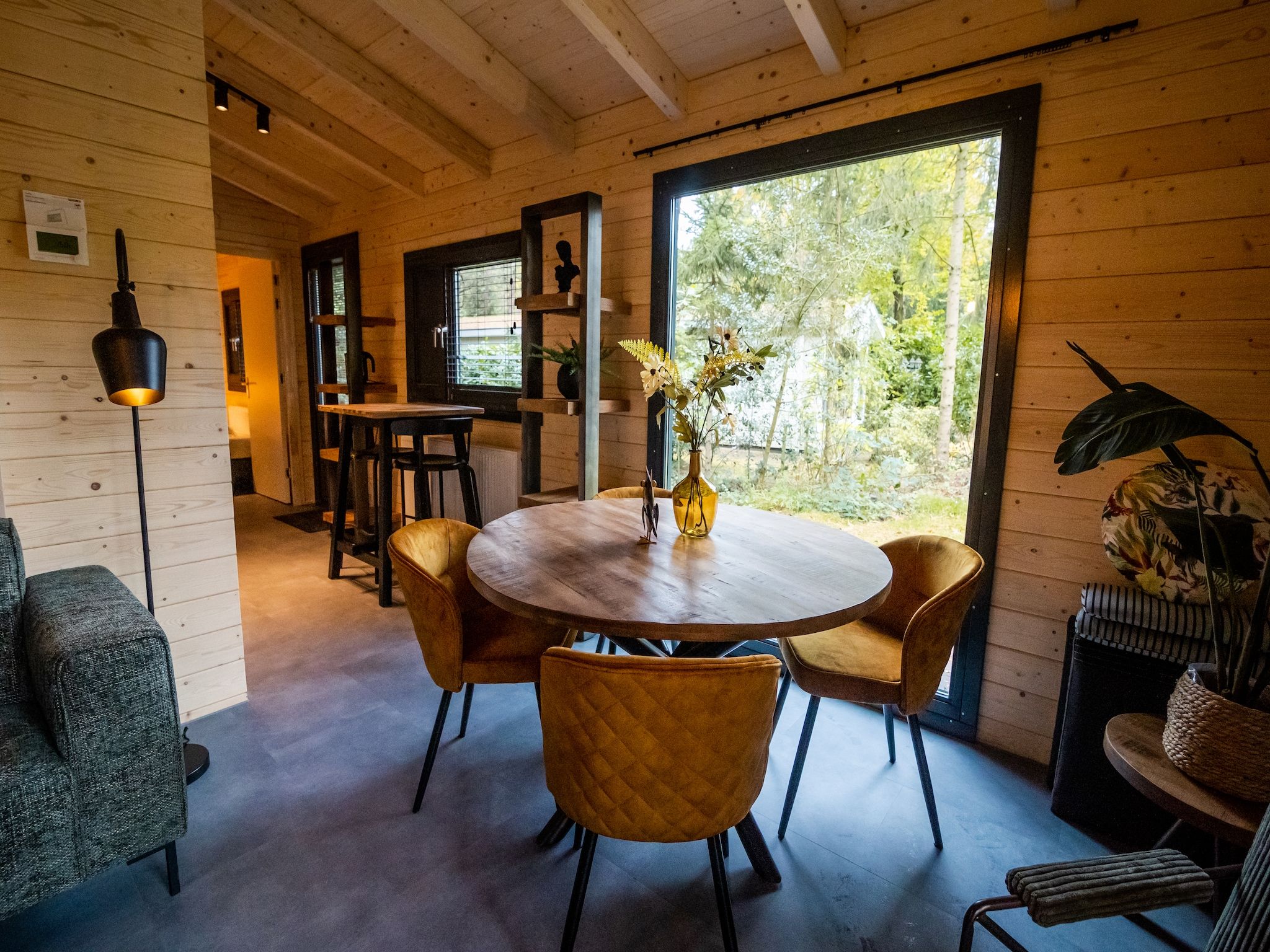 De eetkamer van 4-persoons wellness lodge in Markelo