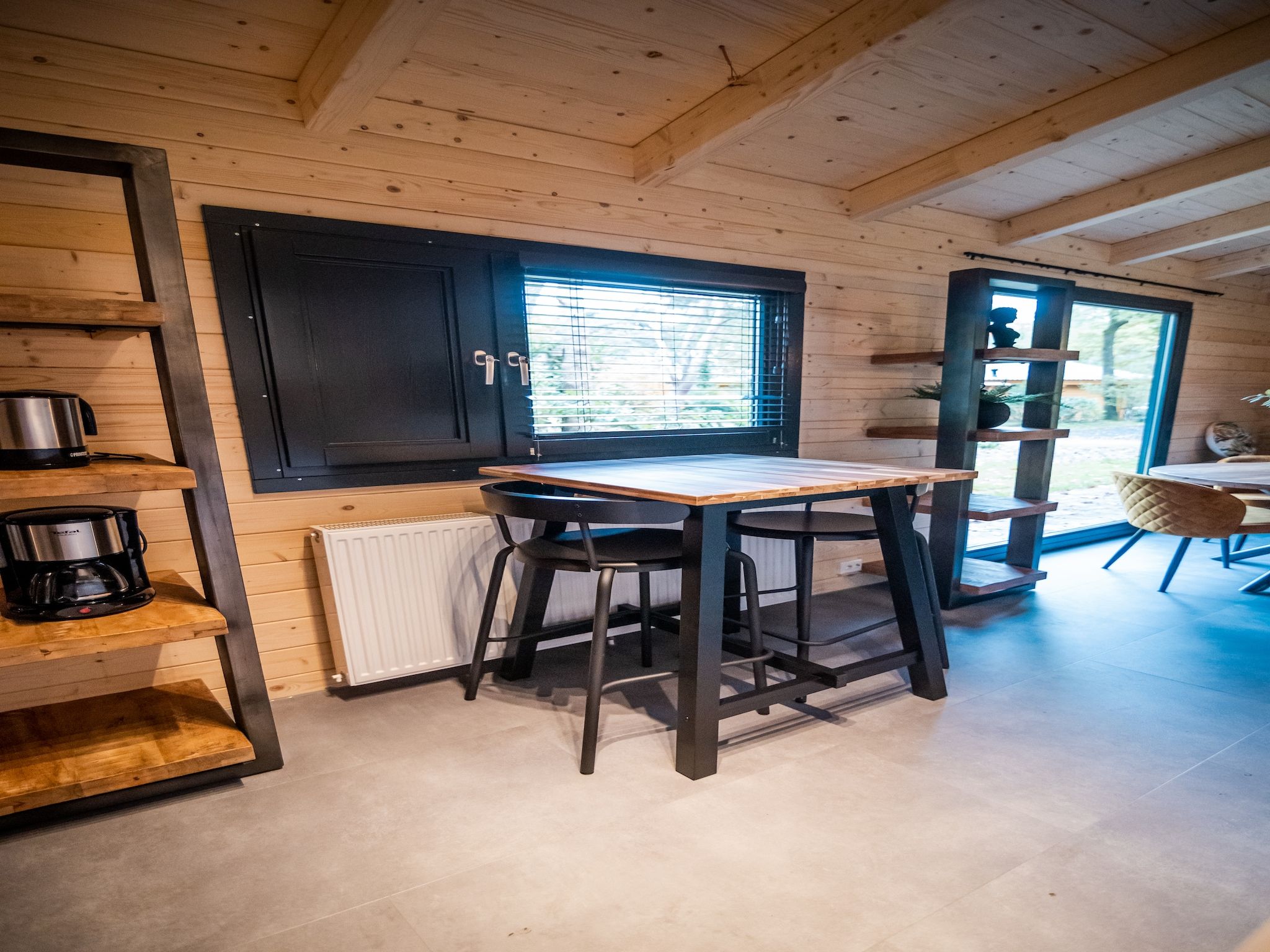 De eetkamer van 4-persoons wellness lodge in Markelo