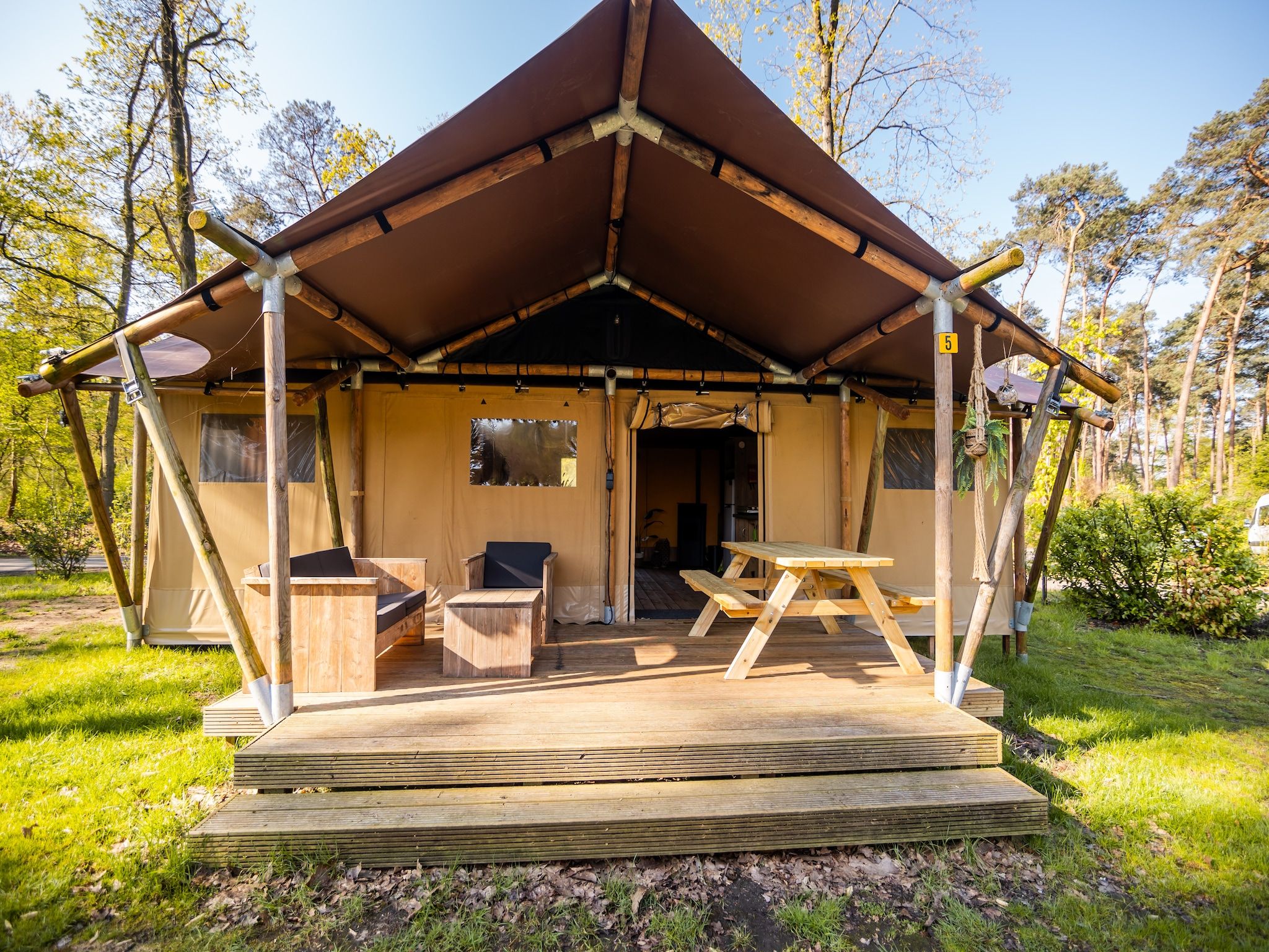 Het terras van 6 persoons Luxe Safaritent in Markelo