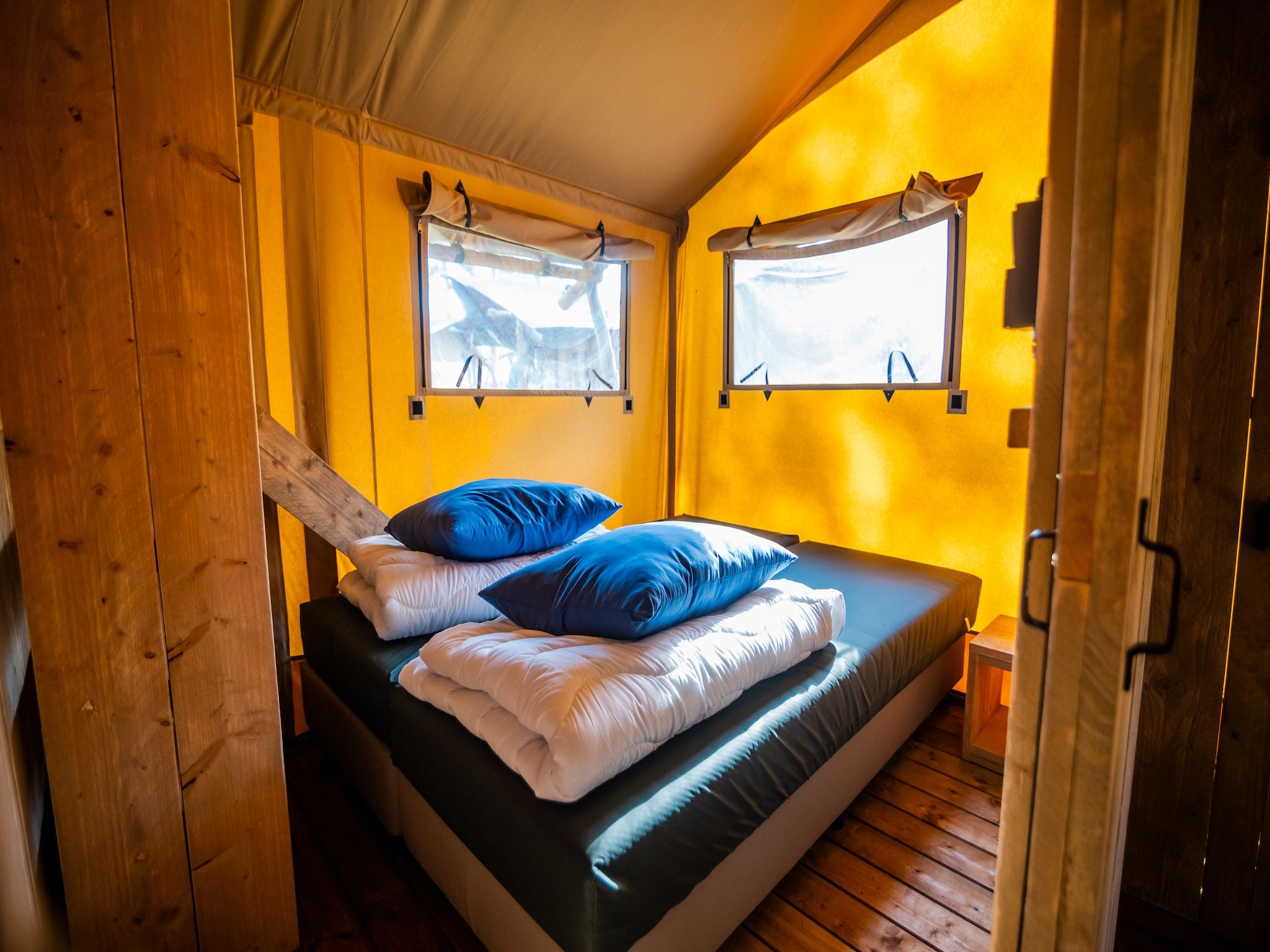 Een slaapkamer van 6 persoons Luxe Safaritent in Markelo