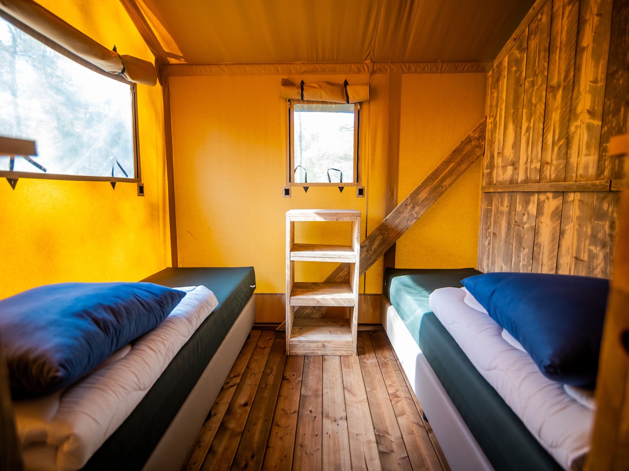 Een slaapkamer van 6 persoons Luxe Safaritent in Markelo