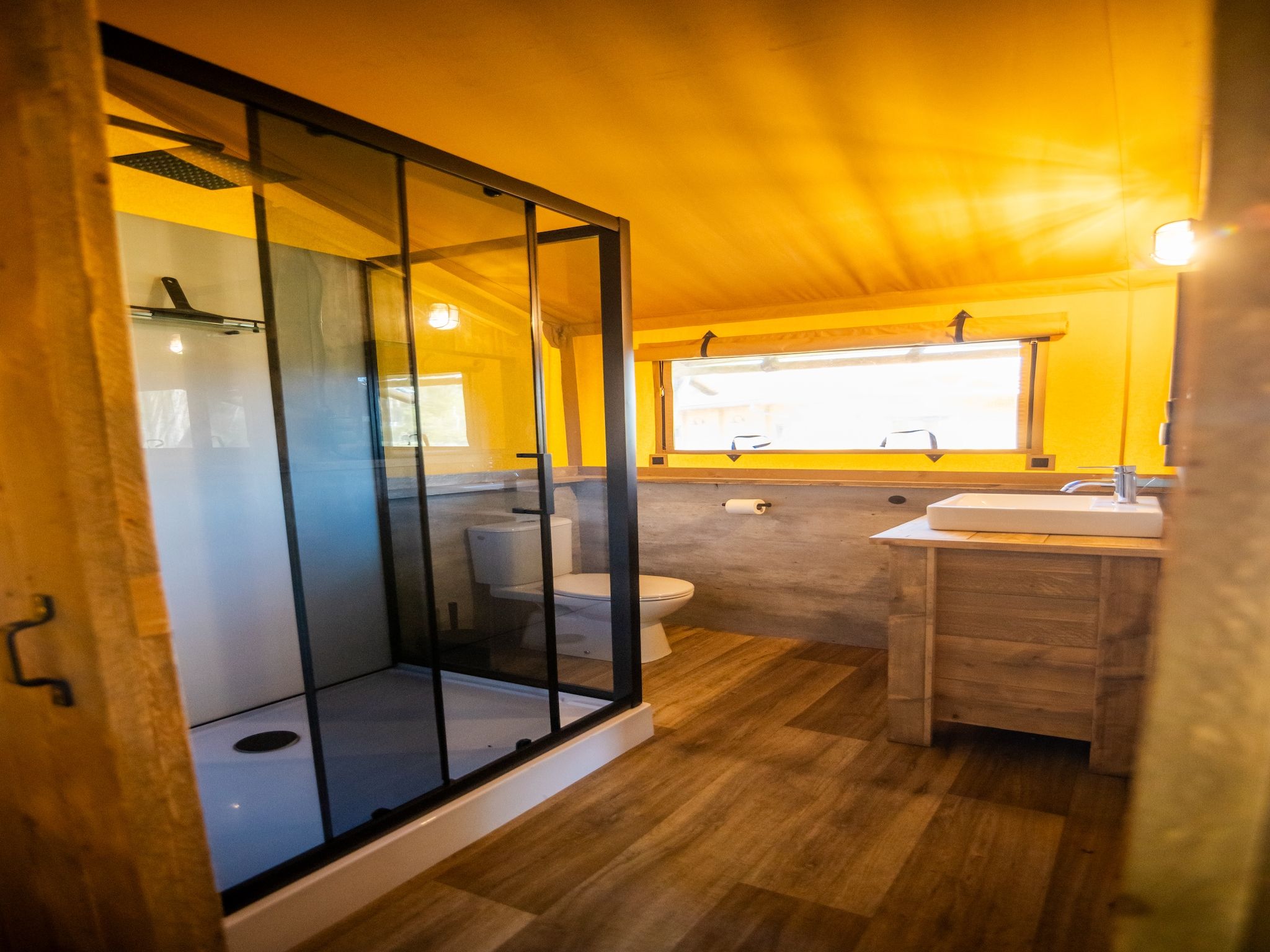 De badkamer van 6 persoons Luxe Safaritent in Markelo