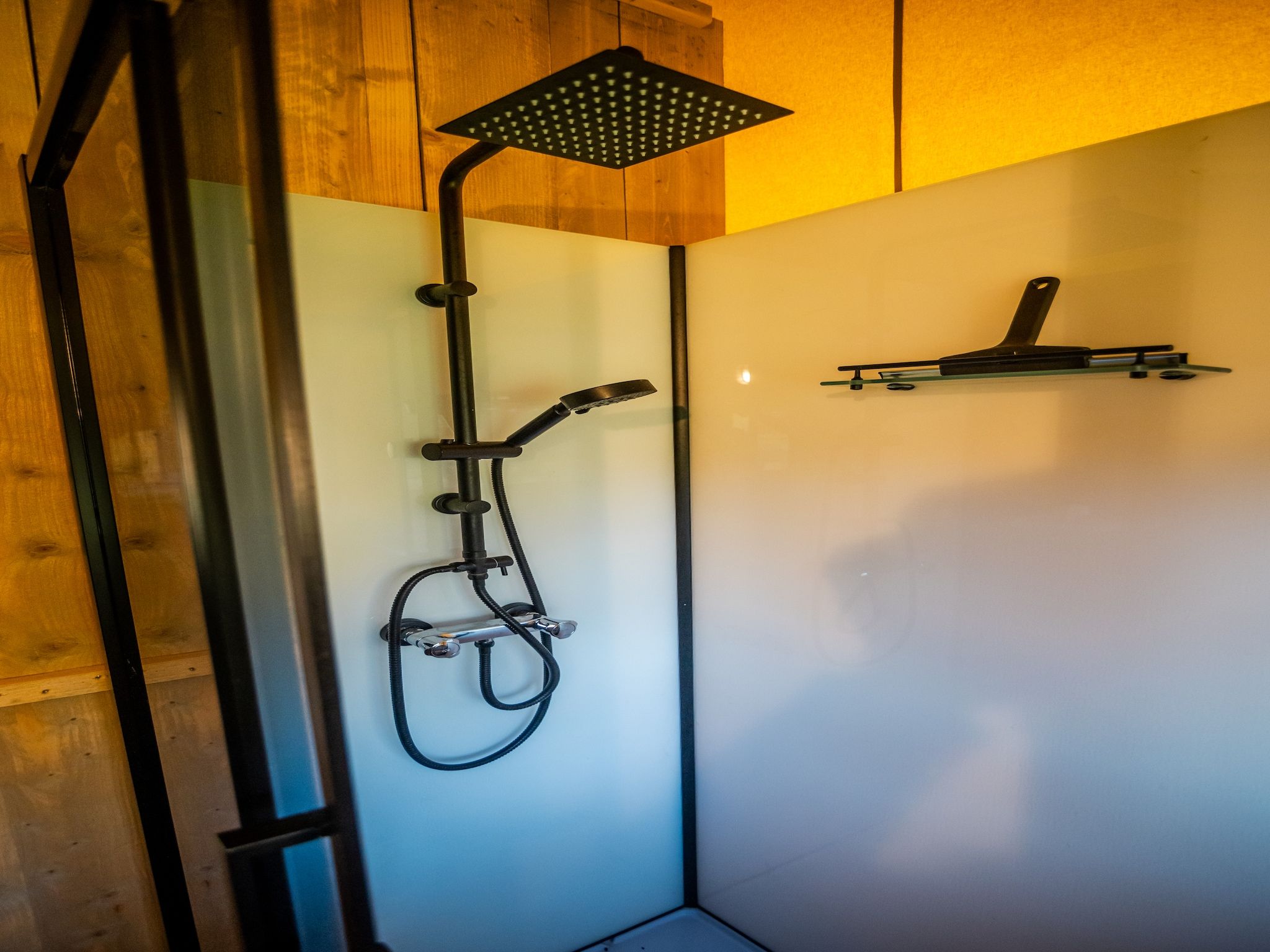 De badkamer van 6 persoons Luxe Safaritent in Markelo