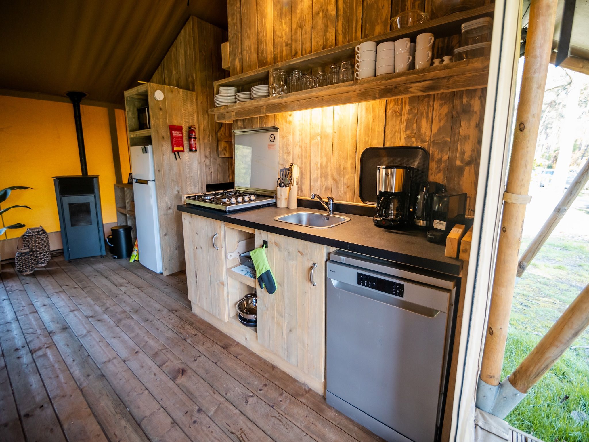 De keuken van 6 persoons Luxe Safaritent in Markelo