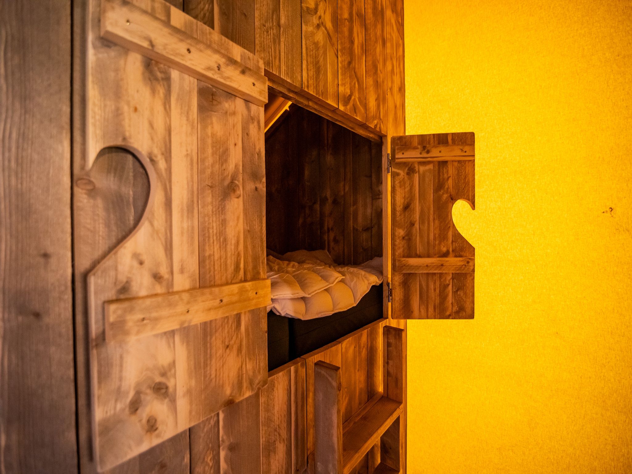 Een slaapkamer van 6 persoons Luxe Safaritent in Markelo